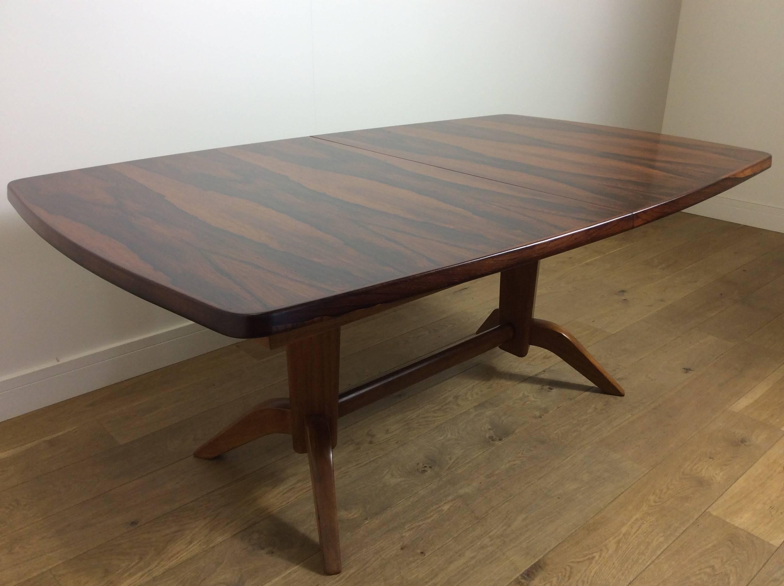 Midcentury table in a stunning Rio rosewood.
Mid-Century Modern design at its best with this beautiful extendable rosewood table, the extension leaf stores away neatly inside the table.
Danish, circa 1960
Measures: 71 cm H, 177 cm W, 105.5 cm D