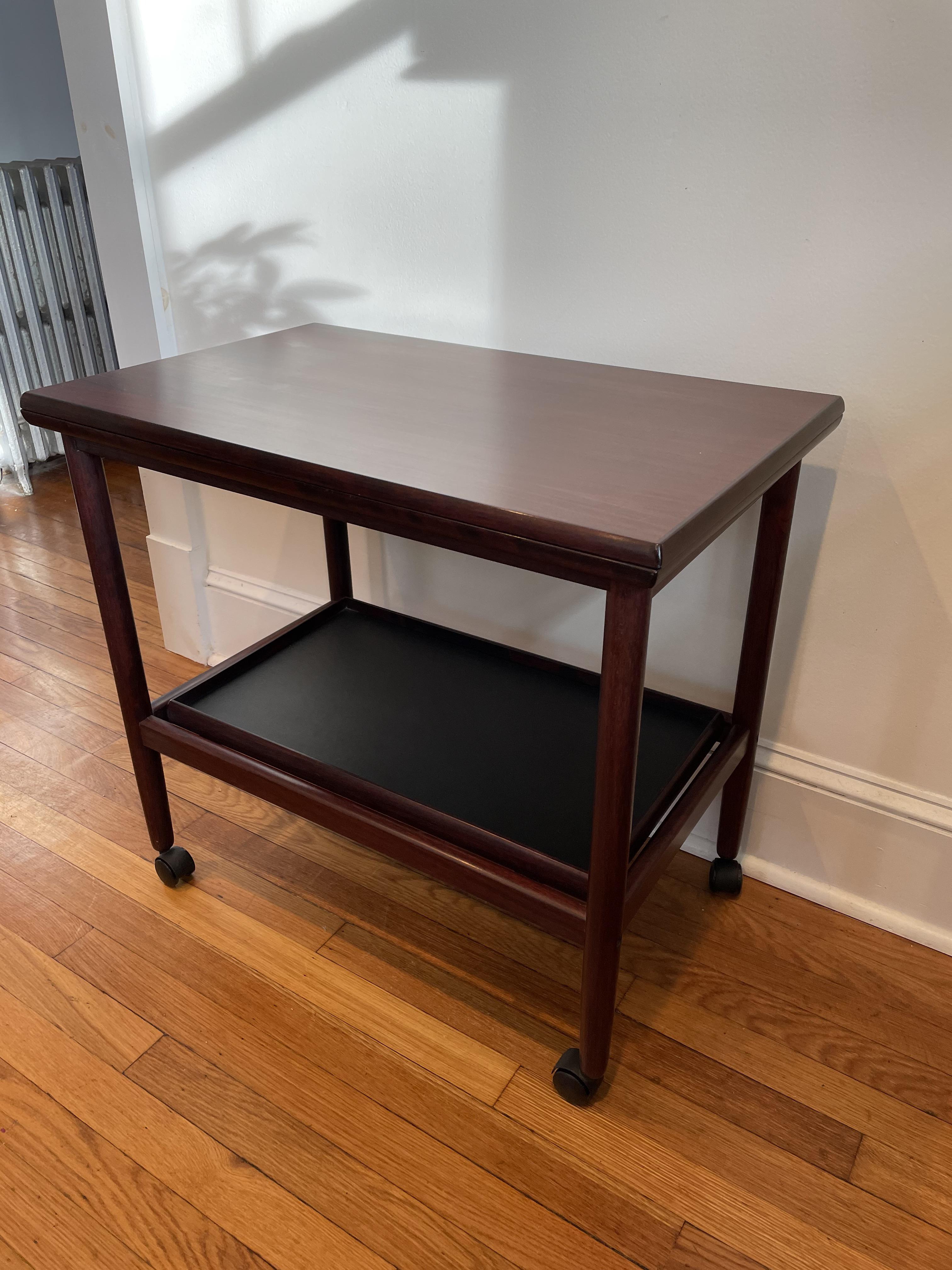 Grete Jalk mid century Rosewood flip top table with removable serving tray. Swivel top allow surface space to double in size. Brass hinges. Classic Danish design set on four wheels for ease of use.
Curbside to NYC/Philly $350.
