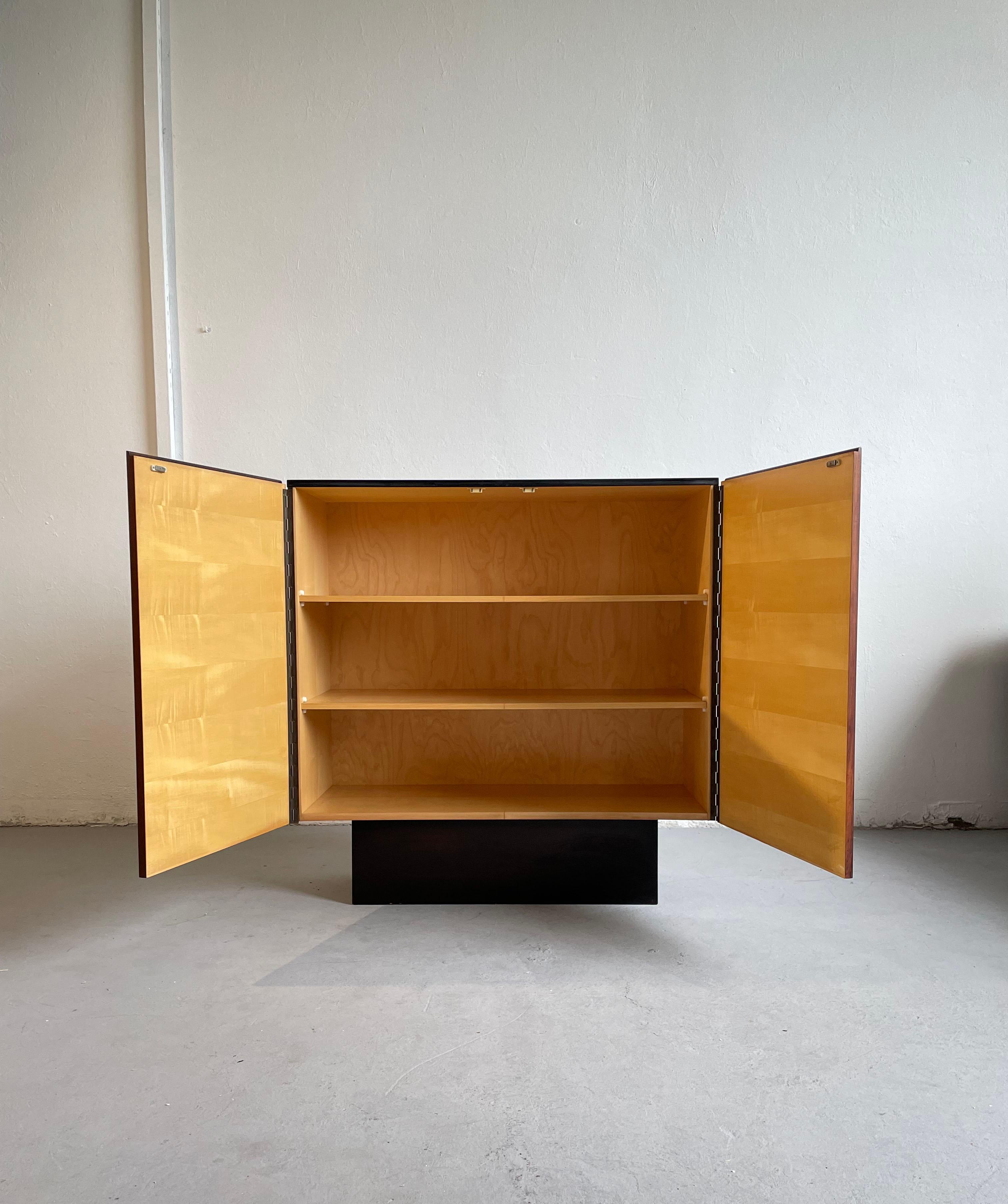 Buffet en palissandre:: design minimaliste:: 1970 en vente 4