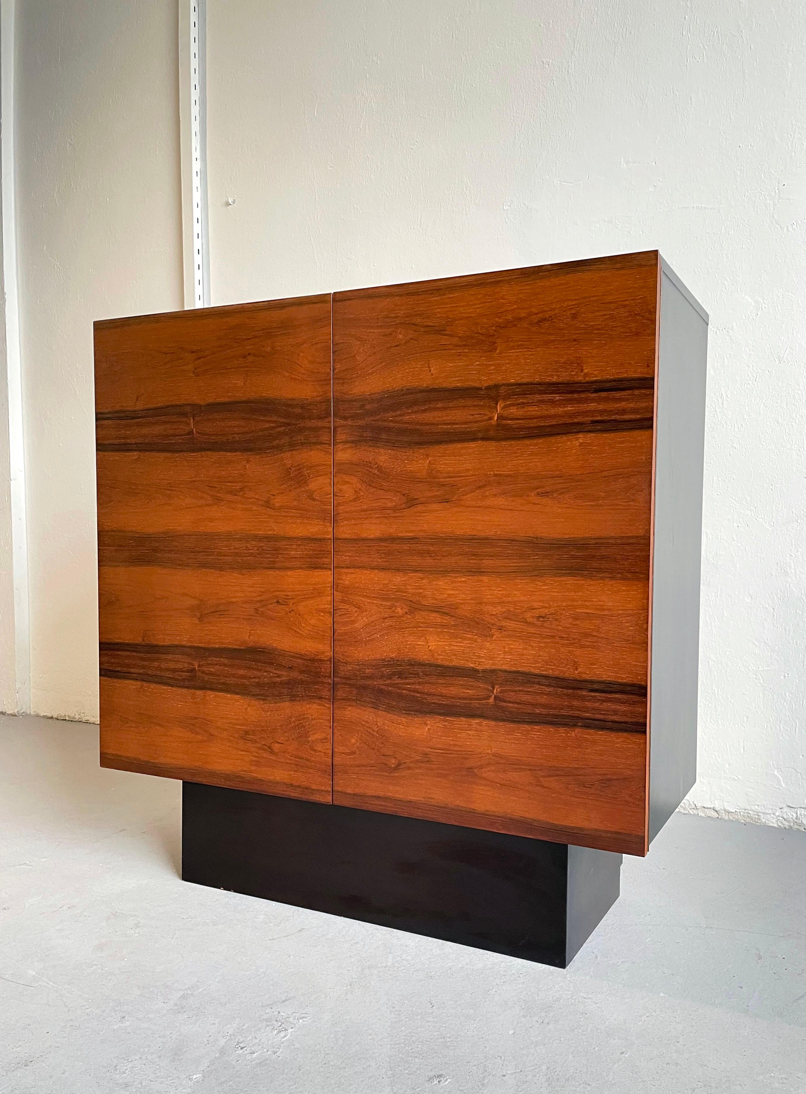 Mid-Century Modern Buffet en palissandre:: design minimaliste:: 1970 en vente