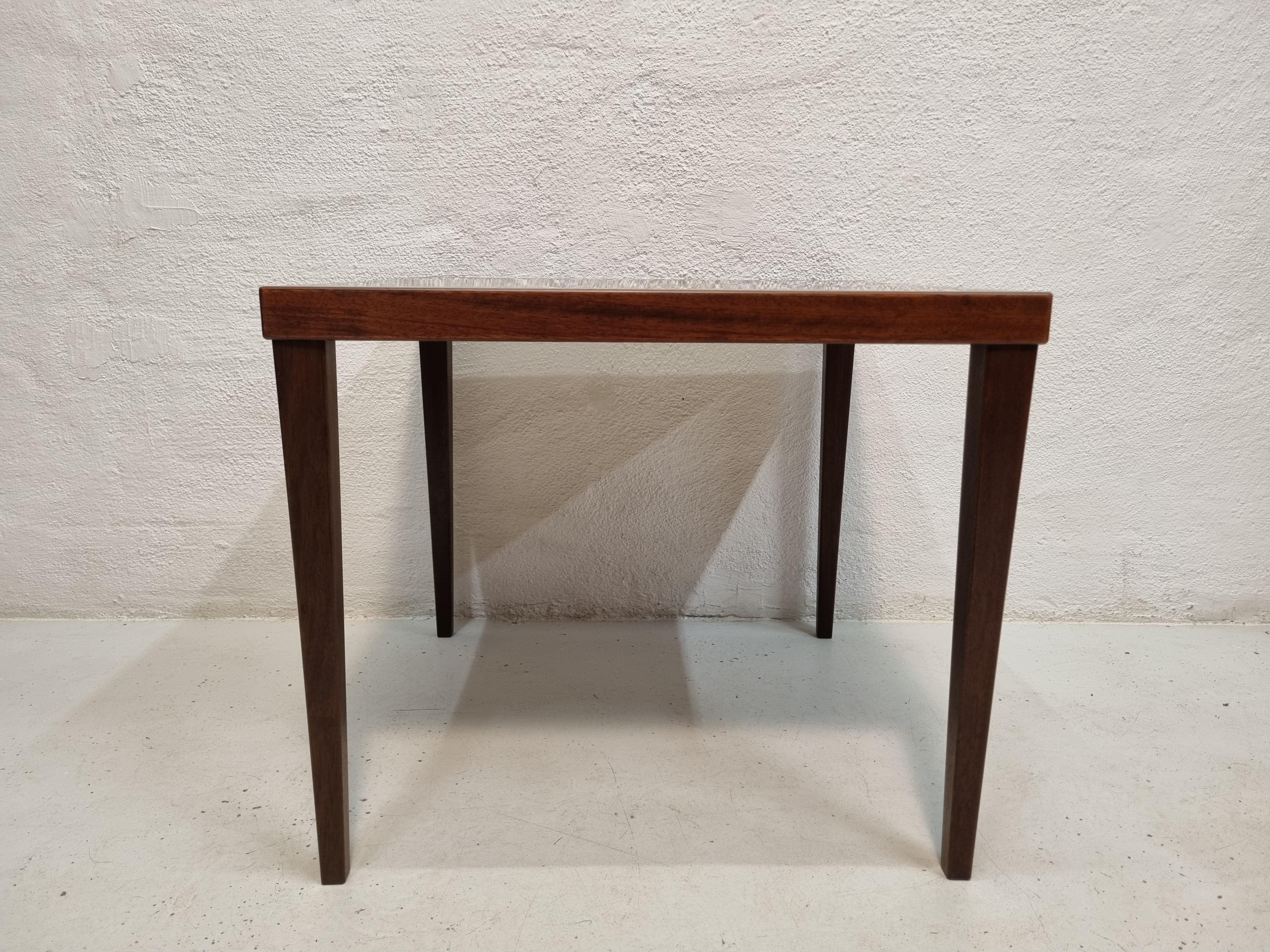 Quadratischer Beistelltisch aus Palisanderholz, kann auch ein kleiner Couchtisch sein.
Einfaches und schönes Design von einem dänischen Möbelhersteller.