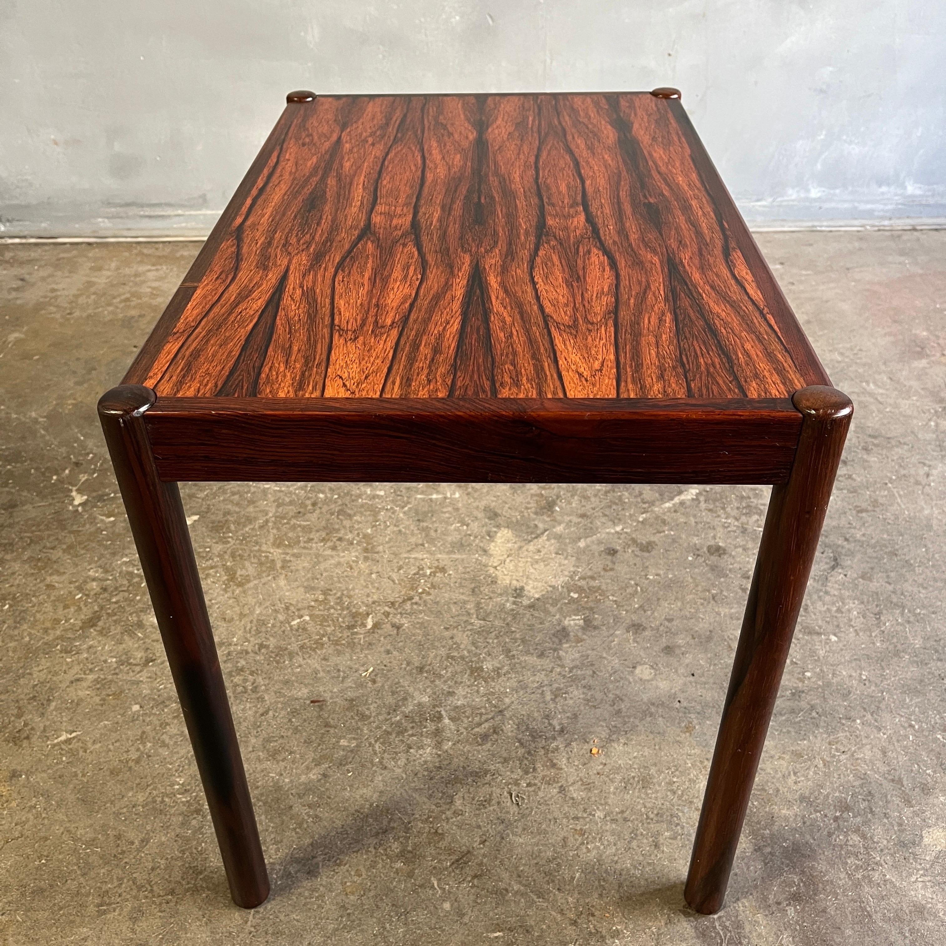 Early 1960s Danish side table with finely figured Brazilian Rosewood. In original condition showing little wear for its age and ready for use. Probably designed by Georg Petersens


Dealer shipping is standard parcel and the legs will be removed.