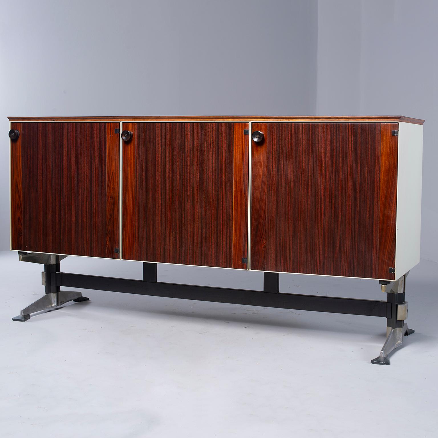 Mid-Century Modern Armoire à trois portes en bois de rose du milieu du siècle dernier