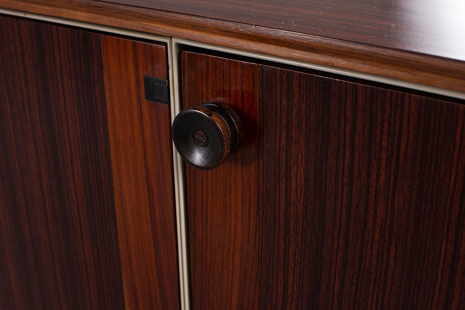 20ième siècle Armoire à trois portes en bois de rose du milieu du siècle dernier