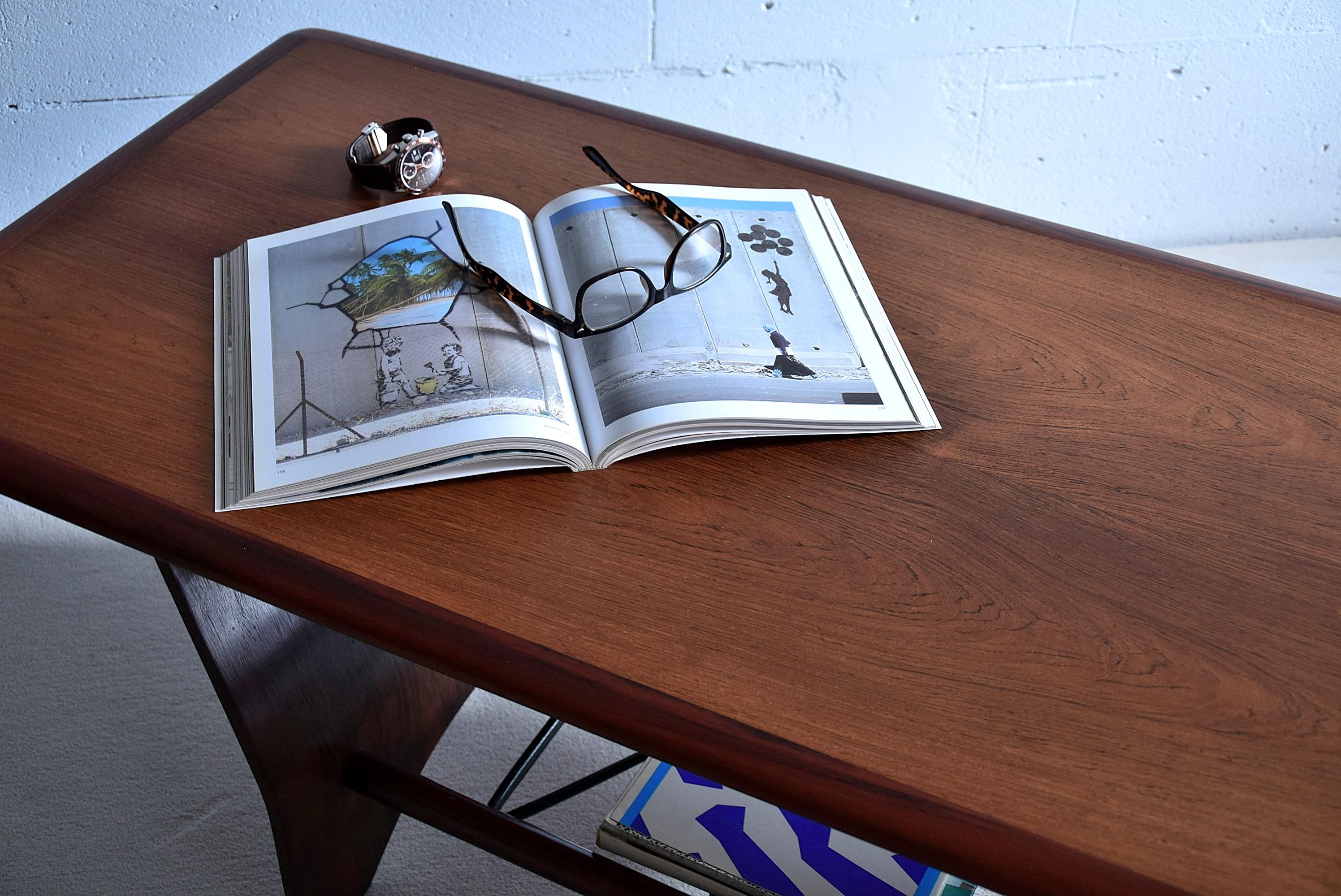 Two-tier wooden mid-century coffee table in great condition. A stylish and sophisticated coffee table that fits nicely into just about any living room.

This beauty will be shipped overseas in a custom made wooden crate. Cost of transport to the US