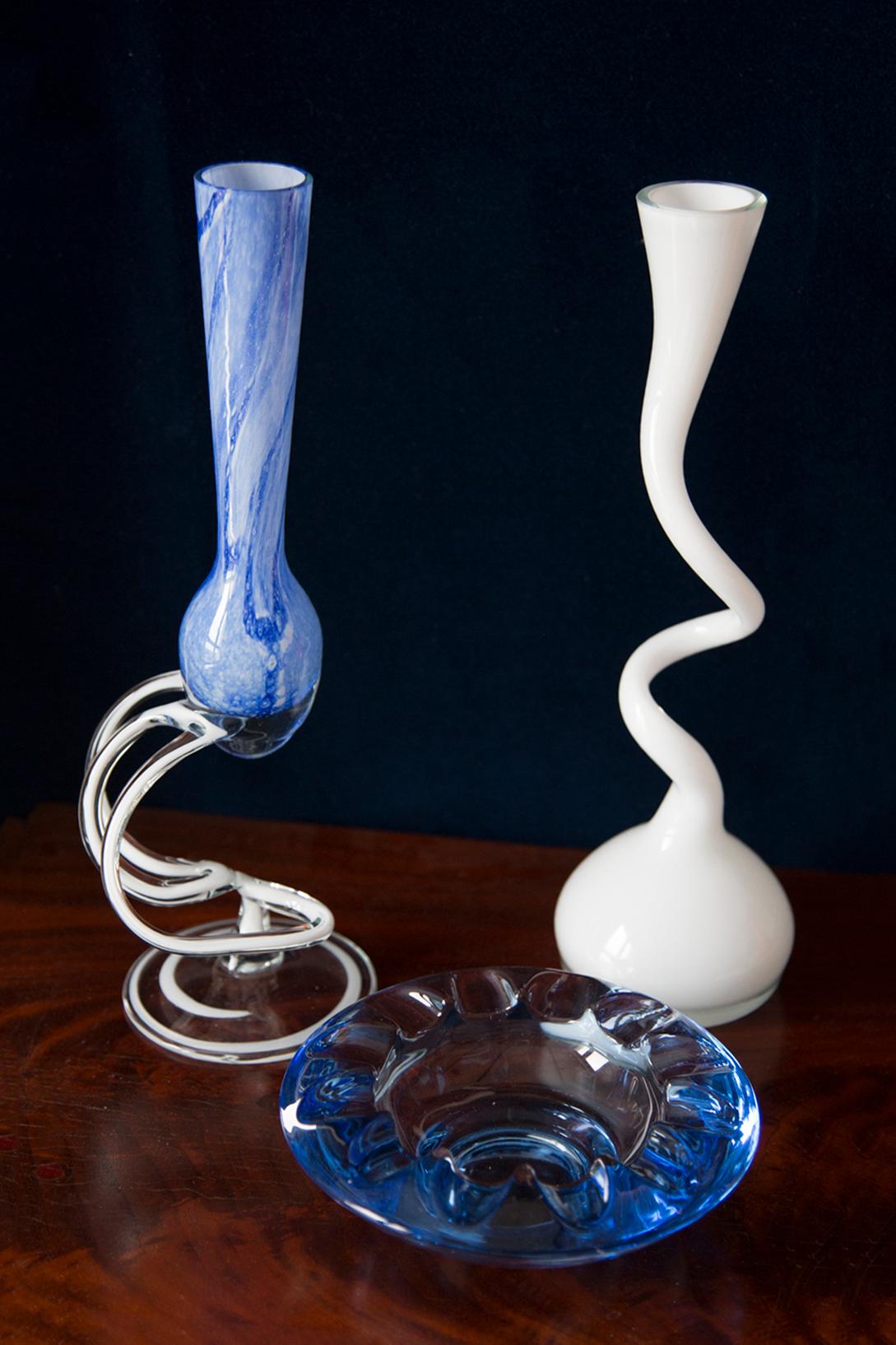 This original vintage glass ash tray bowl element was designed and produced in the 1970s in Czech Republic. It is made in Sommerso Technique and has a fantastic faceted form. The vibrant color makes this items highly decorative. This item is a high
