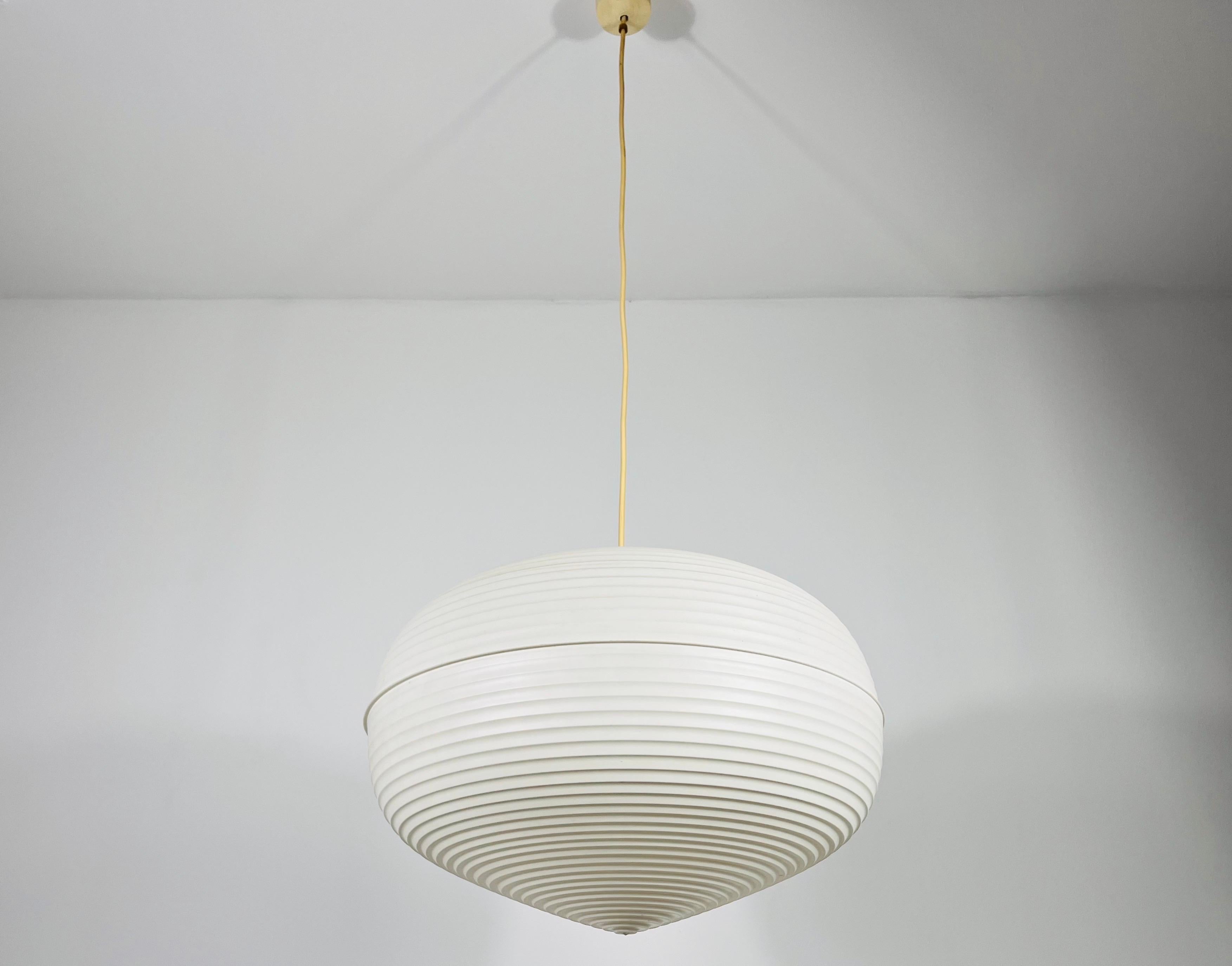 Questa splendida lampada a sospensione Rotaflex del Mid-Century Modern, realizzata negli anni '60, è una vera e propria testimonianza di design senza tempo. Il suo caratteristico paralume, realizzato con corde di plastica continue, è stato