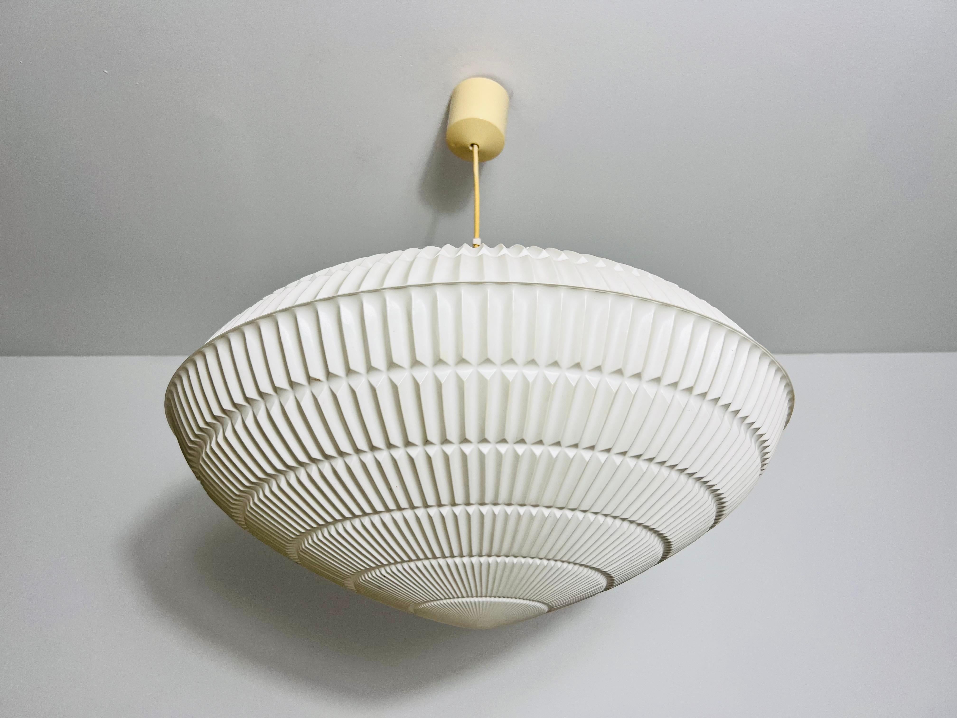 Diese exquisite Rotaflex-Pendelleuchte aus der Mitte des Jahrhunderts, die in den 1960er Jahren hergestellt wurde, ist ein wahres Zeugnis zeitlosen Designs. Der unverwechselbare Lampenschirm aus durchgehenden Kunststoffschnüren wurde sorgfältig zu