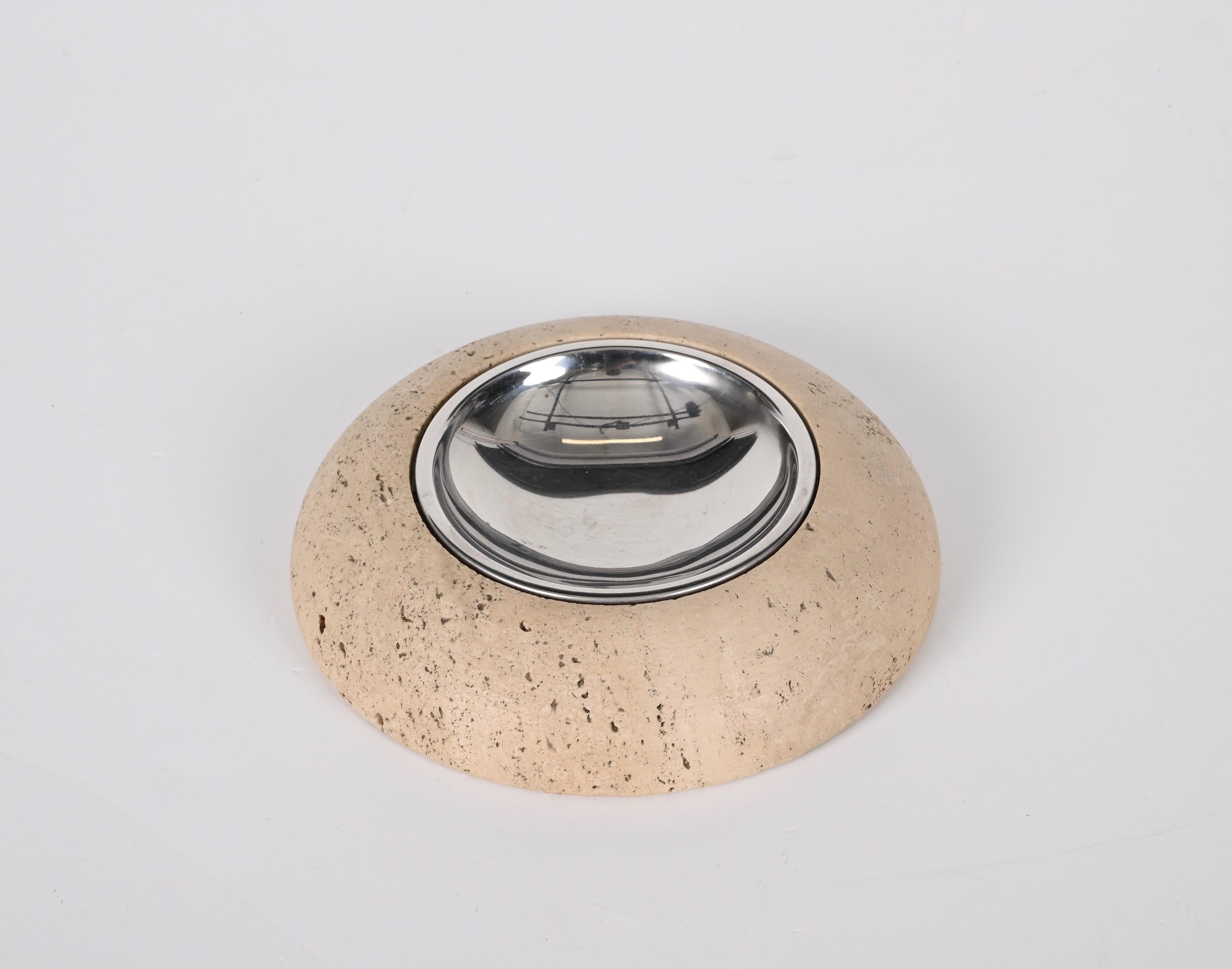 Elegant midcentury rounded white travertine marble ashtray or bowl. Fratelli Mannelli probably designed this fantastic piece in Italy during the 1970s.

This wonderful item is made in full solid Italian Travertine marble and chromed steel that
