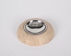 Posacenere rotondo del Medioevo in marmo travertino bianco e acciaio, Mannelli Italy 1970s