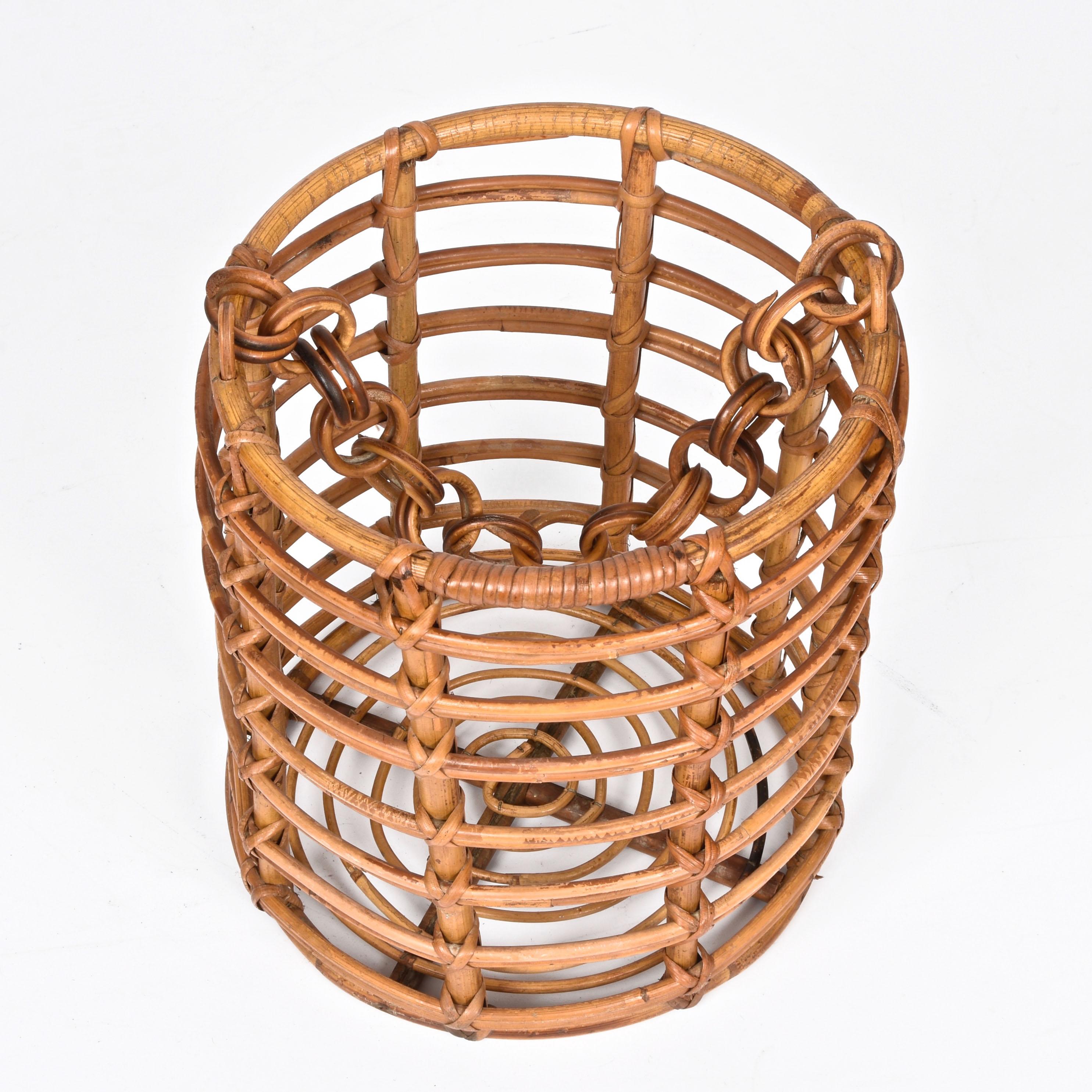 Midcentury round bamboo and rattan magazine rack. This fantastic piece was designed in Italy during the 1960s.

This item is magnificent as it has a solid bamboo structure completed by round rattan lines.

This marvelous magazine rack will