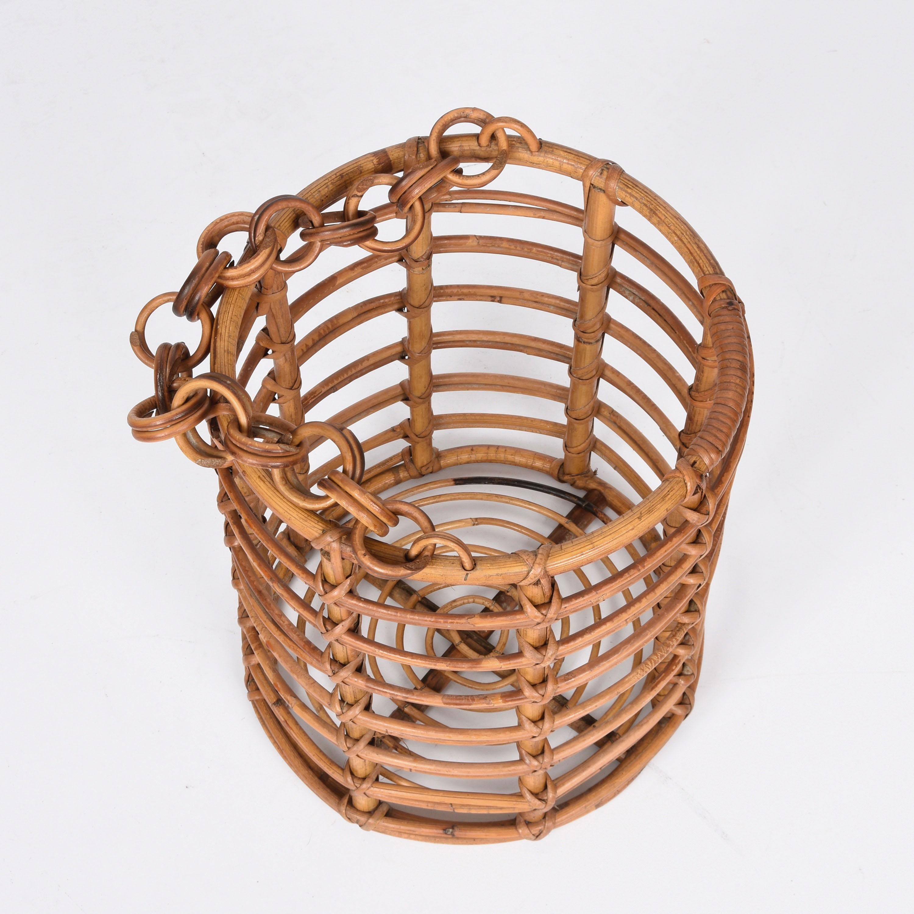 Midcentury Round Bamboo and Rattan Italian Magazine Rack, 1960s In Good Condition For Sale In Roma, IT
