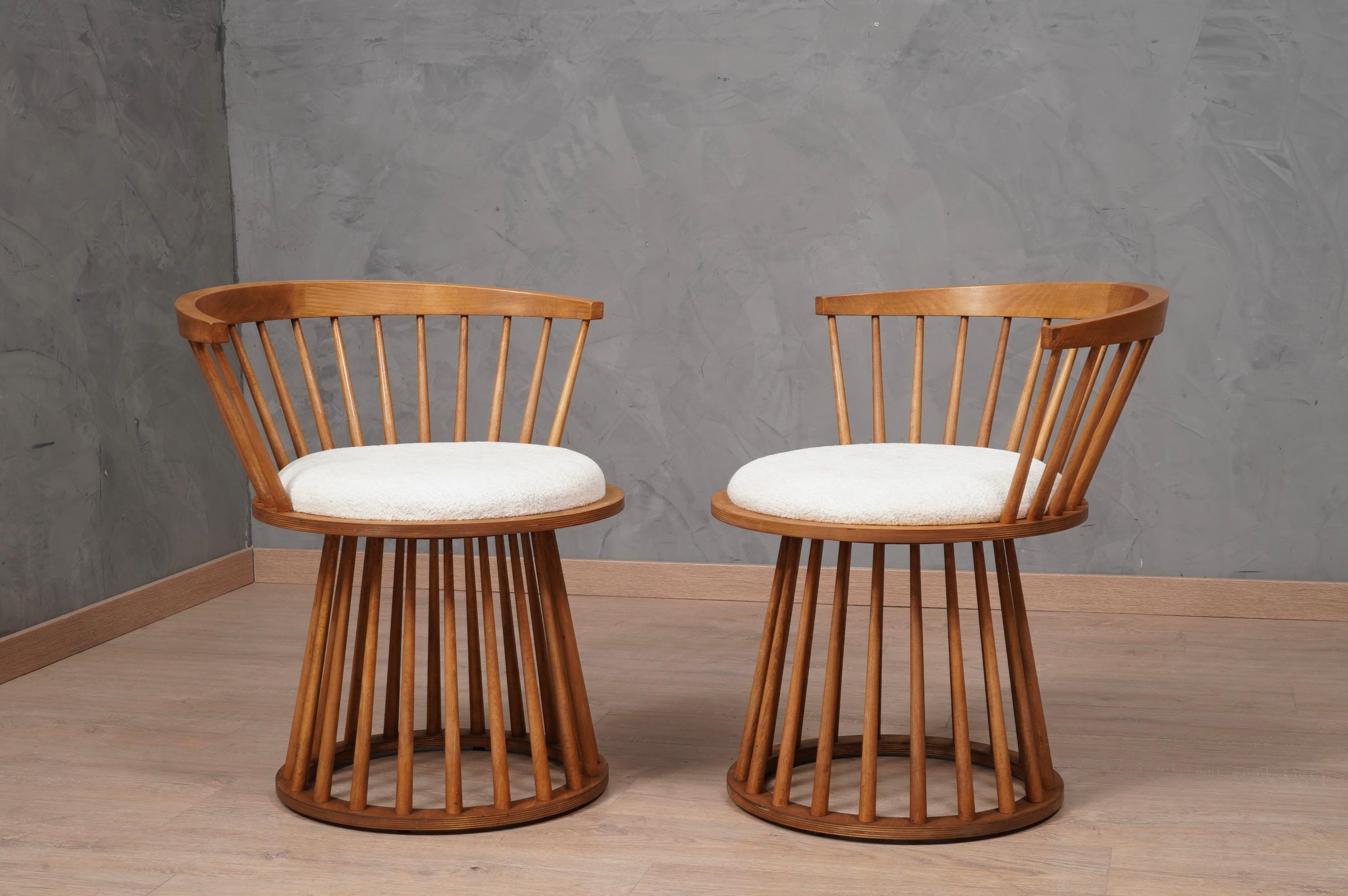 Characteristic circle chair by Italian Style, exciting design made elegant by a beautiful white fabric.

The chair is the classic circle chair by Italian Style, made of beech wood. It has a particular backrest made like the spokes of a bicycle