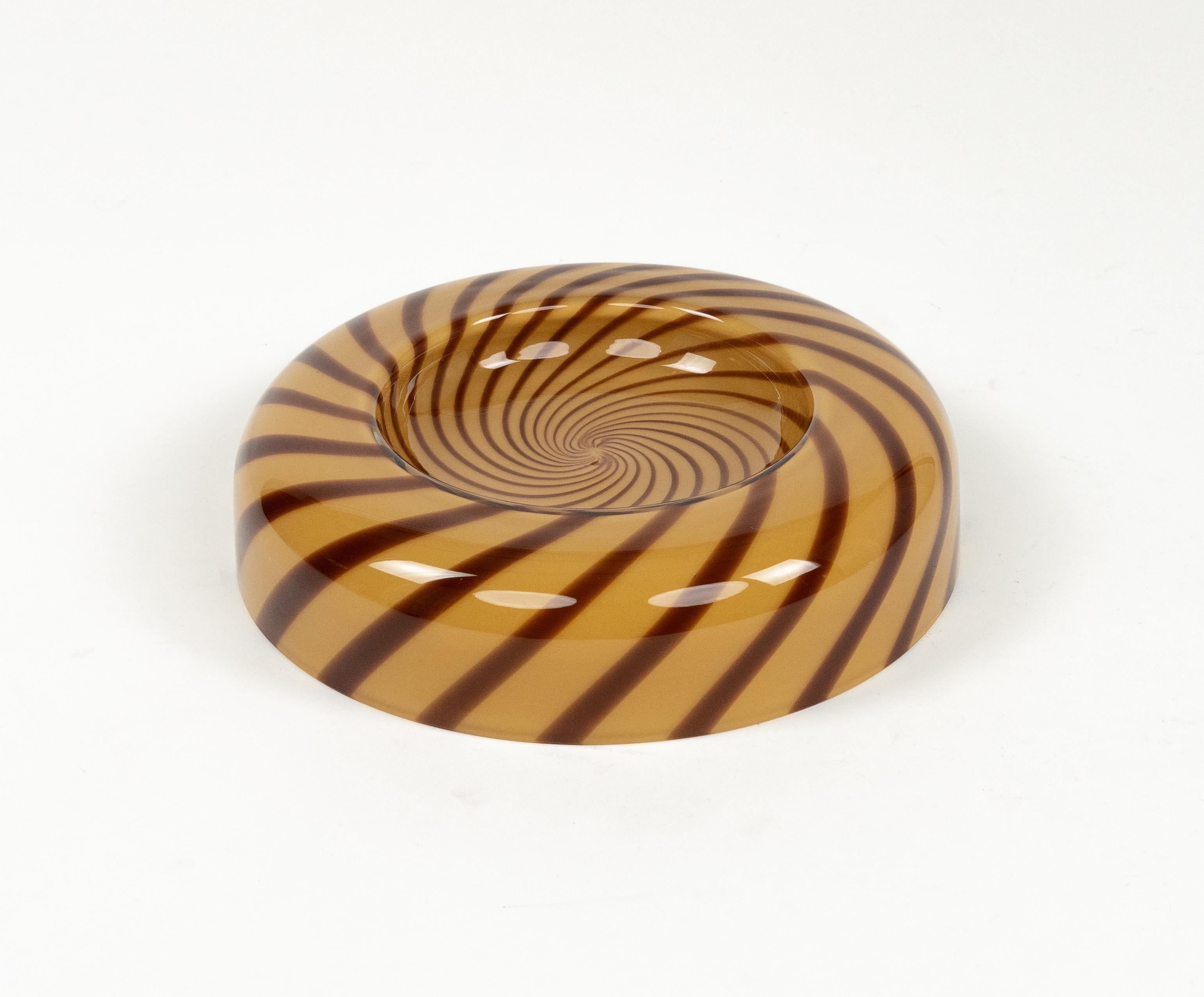 Maravilloso cuenco redondo, cenicero o vide-poche de mediados de siglo, de cristal de Murano, obra de Tommaso Barbi.

Fabricado en Italia en la década de 1970.

Un objeto de escritorio perfecto o una idea de regalo.