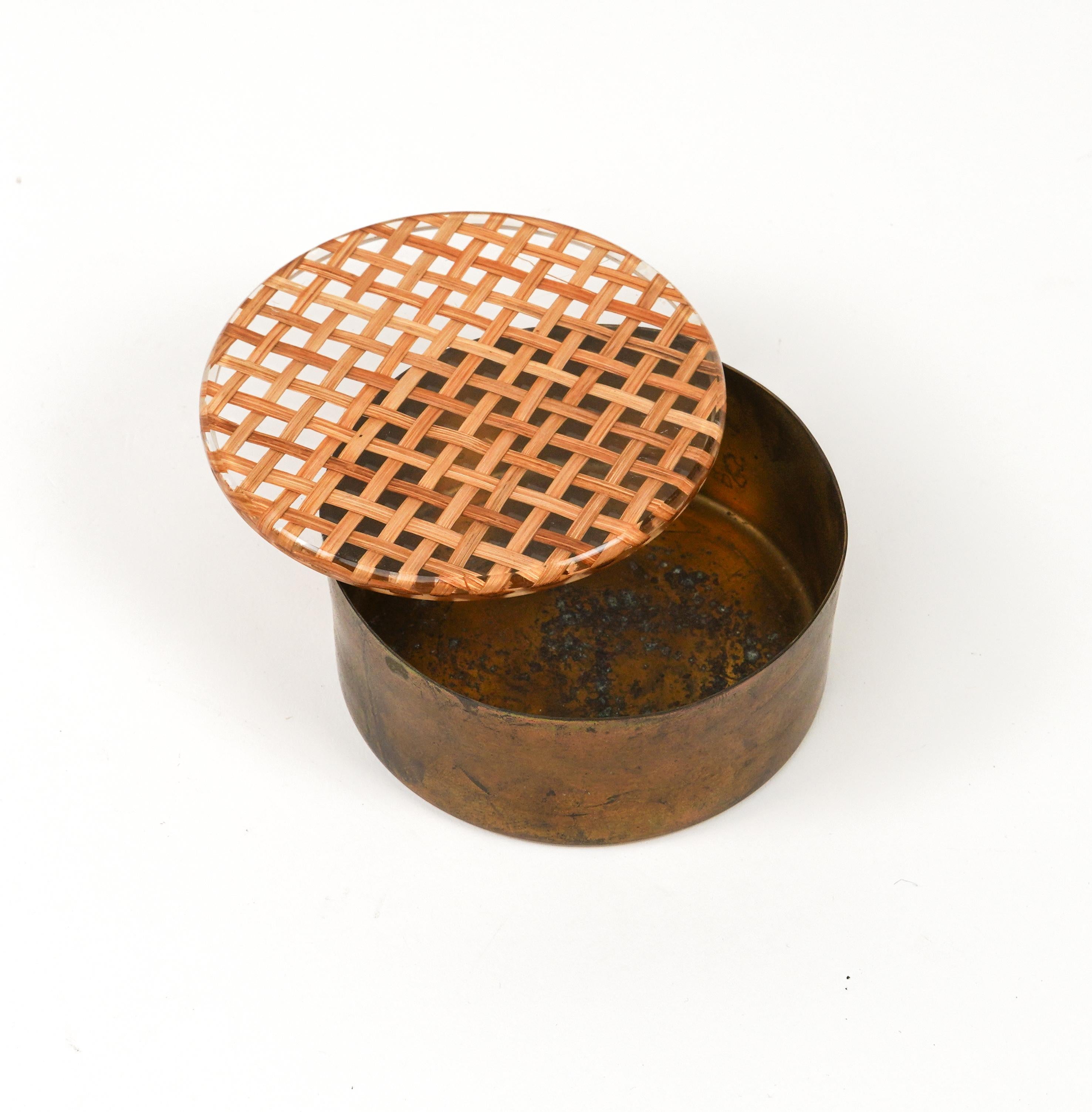 Midcentury Round Box in Brass, Lucite & Rattan Christian Dior Style, Italy 1970s In Good Condition For Sale In Rome, IT