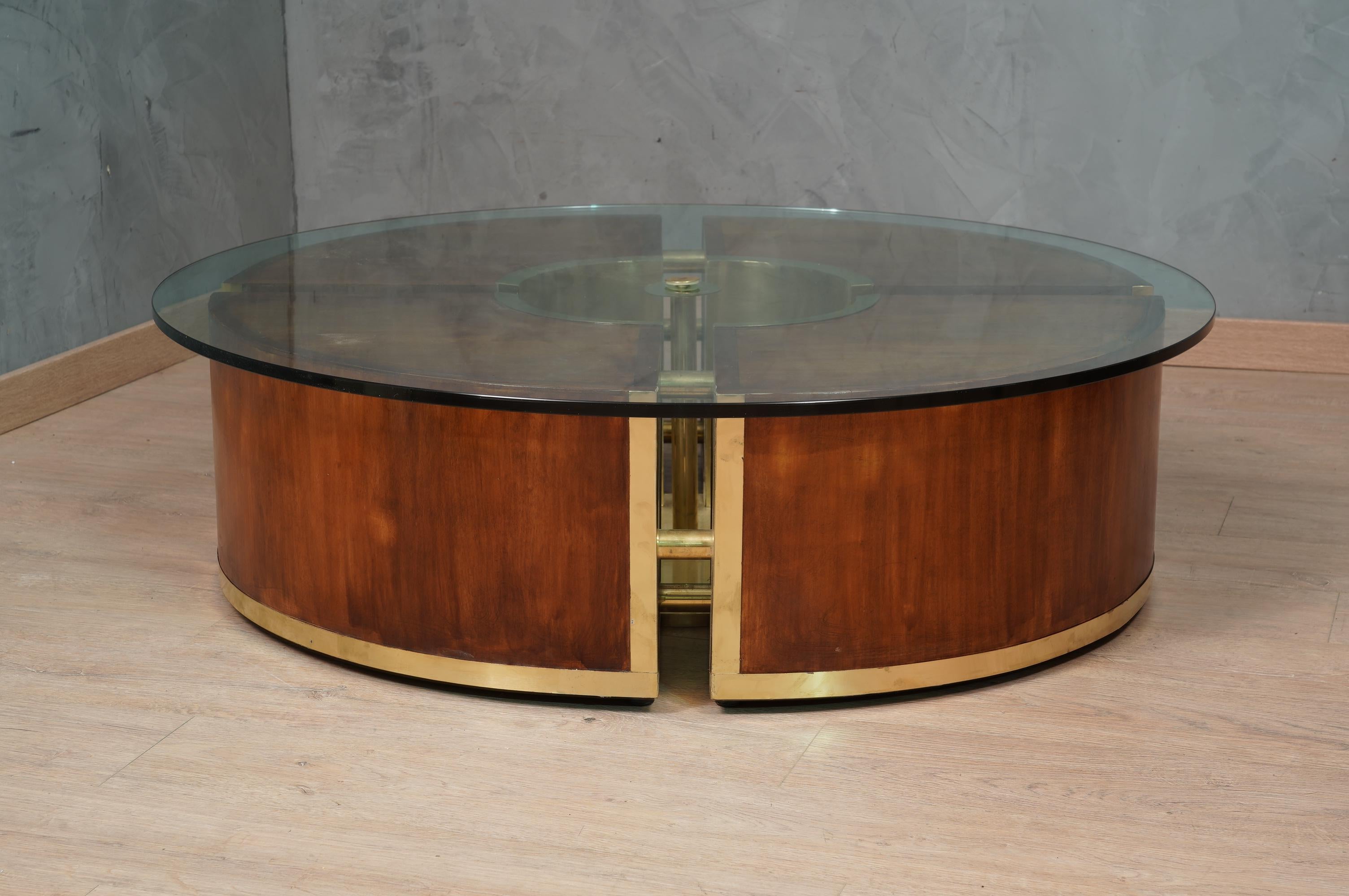MidCentury Round Brass and Glass Italian Sofa Table, 1970 In Good Condition For Sale In Rome, IT