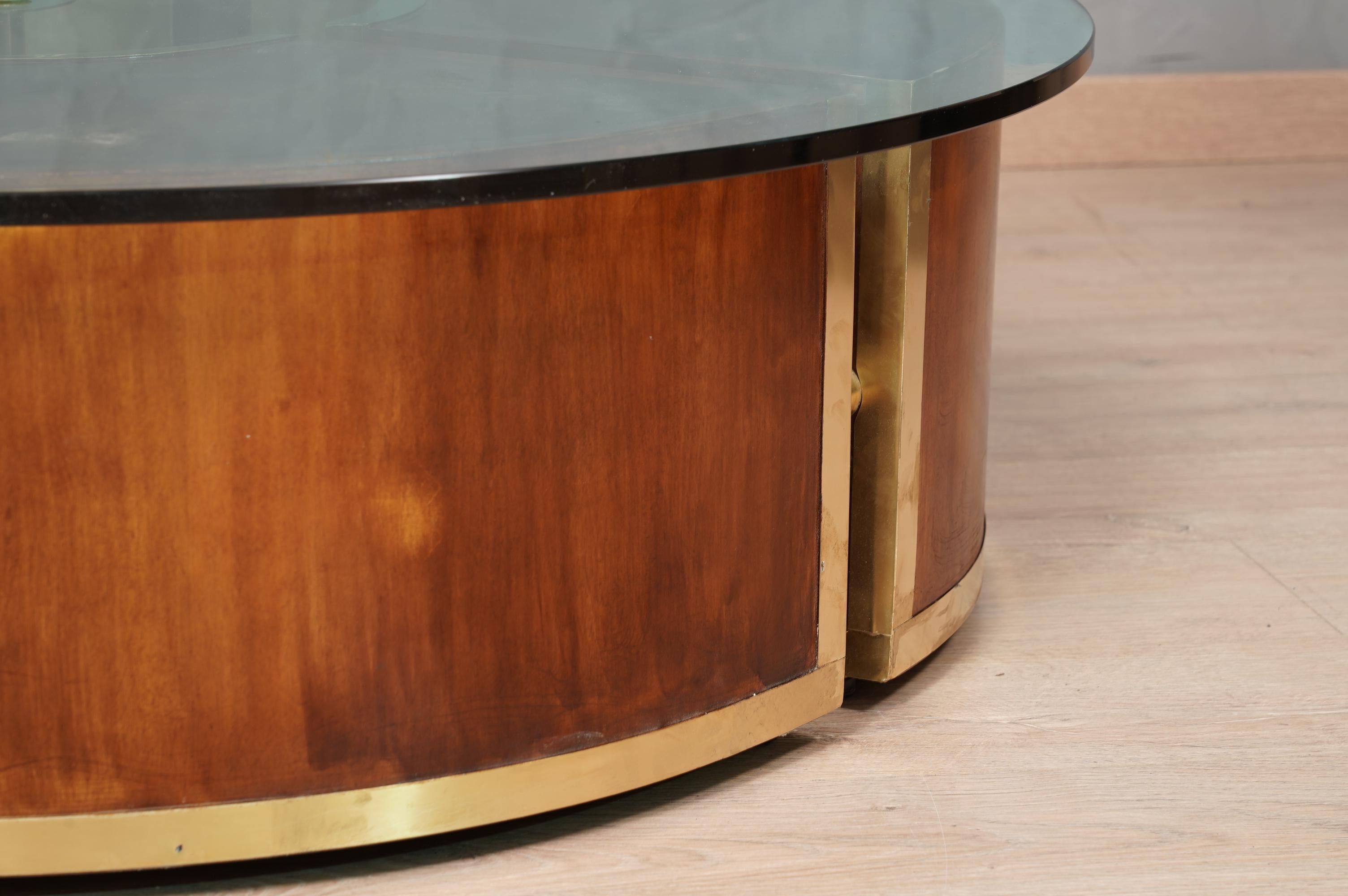 MidCentury Round Brass and Glass Italian Sofa Table, 1970 For Sale 4