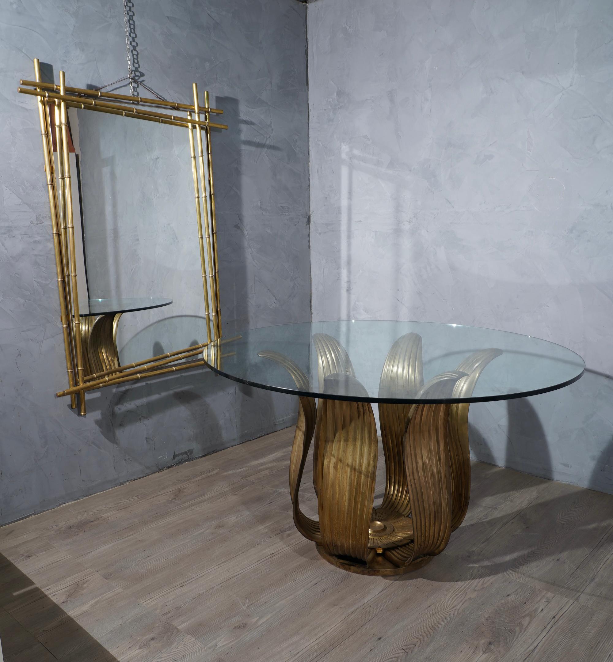 Precious  table in brass molded with crystal, unique shape and very accurate design all Italian. Note the wonderful shape and the folding of the brass leaves. 

The table is made up of a brass leaf structure that is positioned around a brass base.