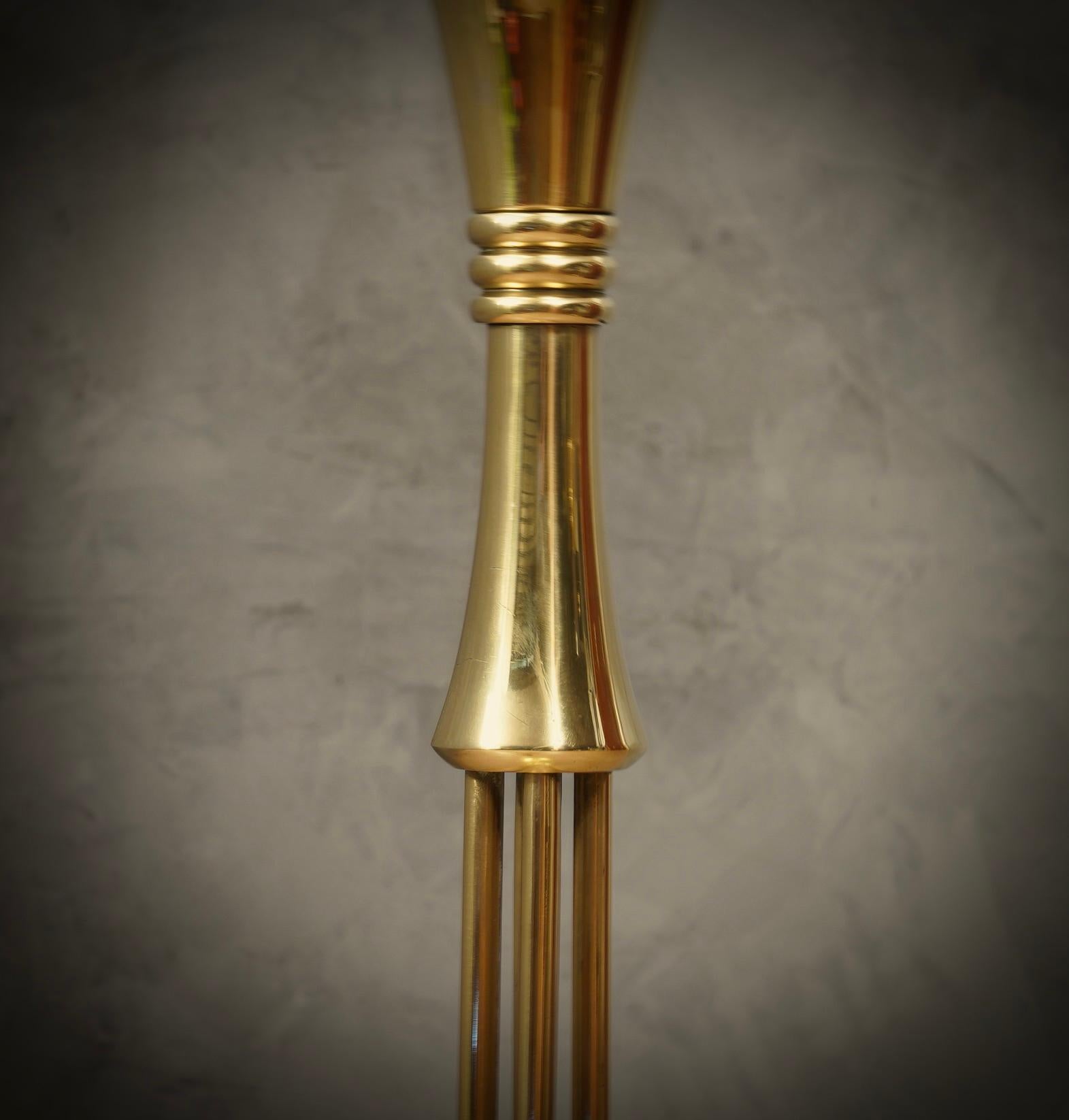 Lámpara de pie redonda de latón de fabricación italiana de mediados de siglo, 1980 Italiano en venta