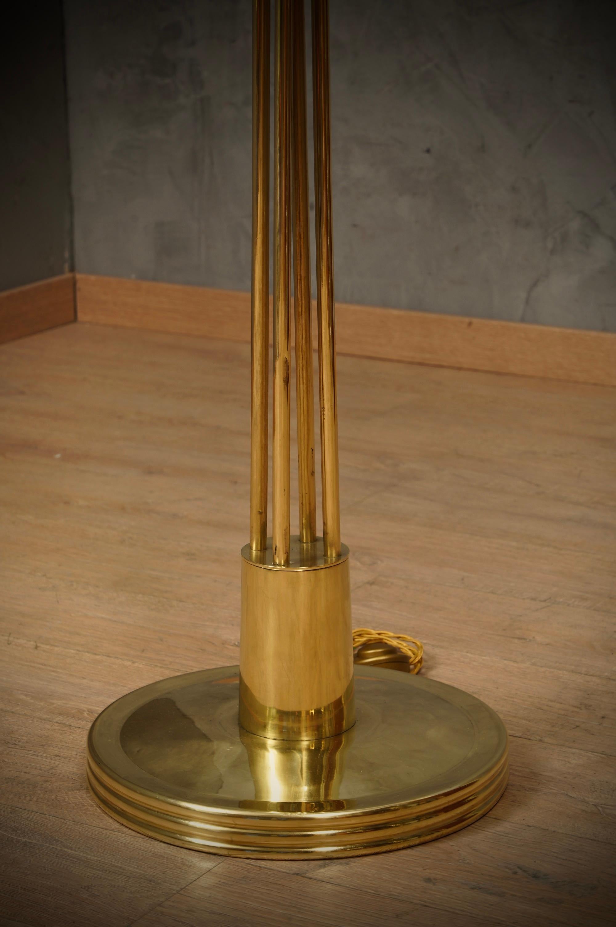 Late 20th Century MidCentury Round Brass Italian Manufacturing Floor Lamp, 1980 For Sale
