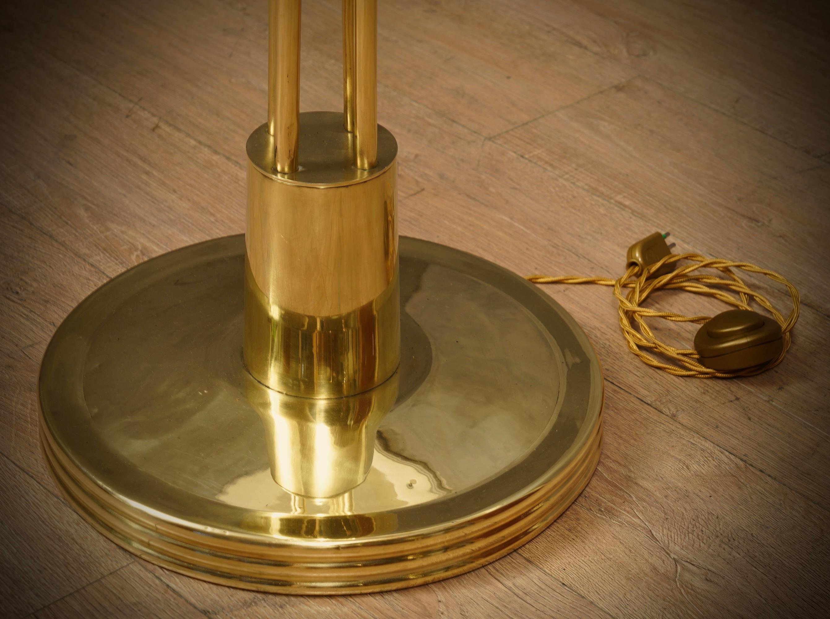 Lámpara de pie redonda de latón de fabricación italiana de mediados de siglo, 1980 finales del siglo XX en venta