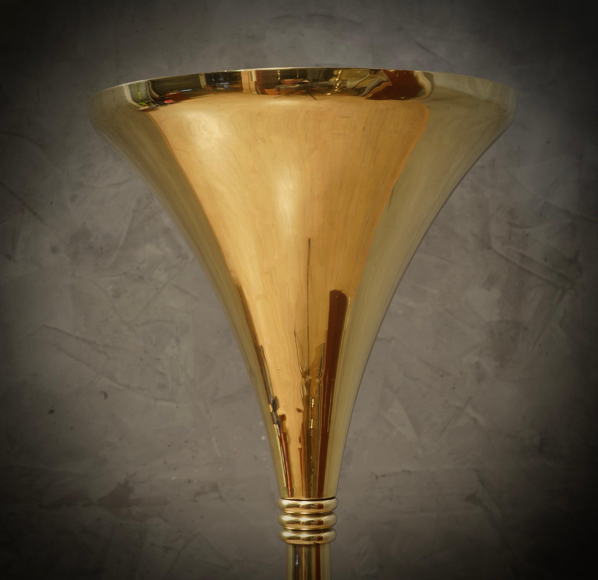 MidCentury Round Brass Italian Manufacturing Floor Lamp, 1980 For Sale 2