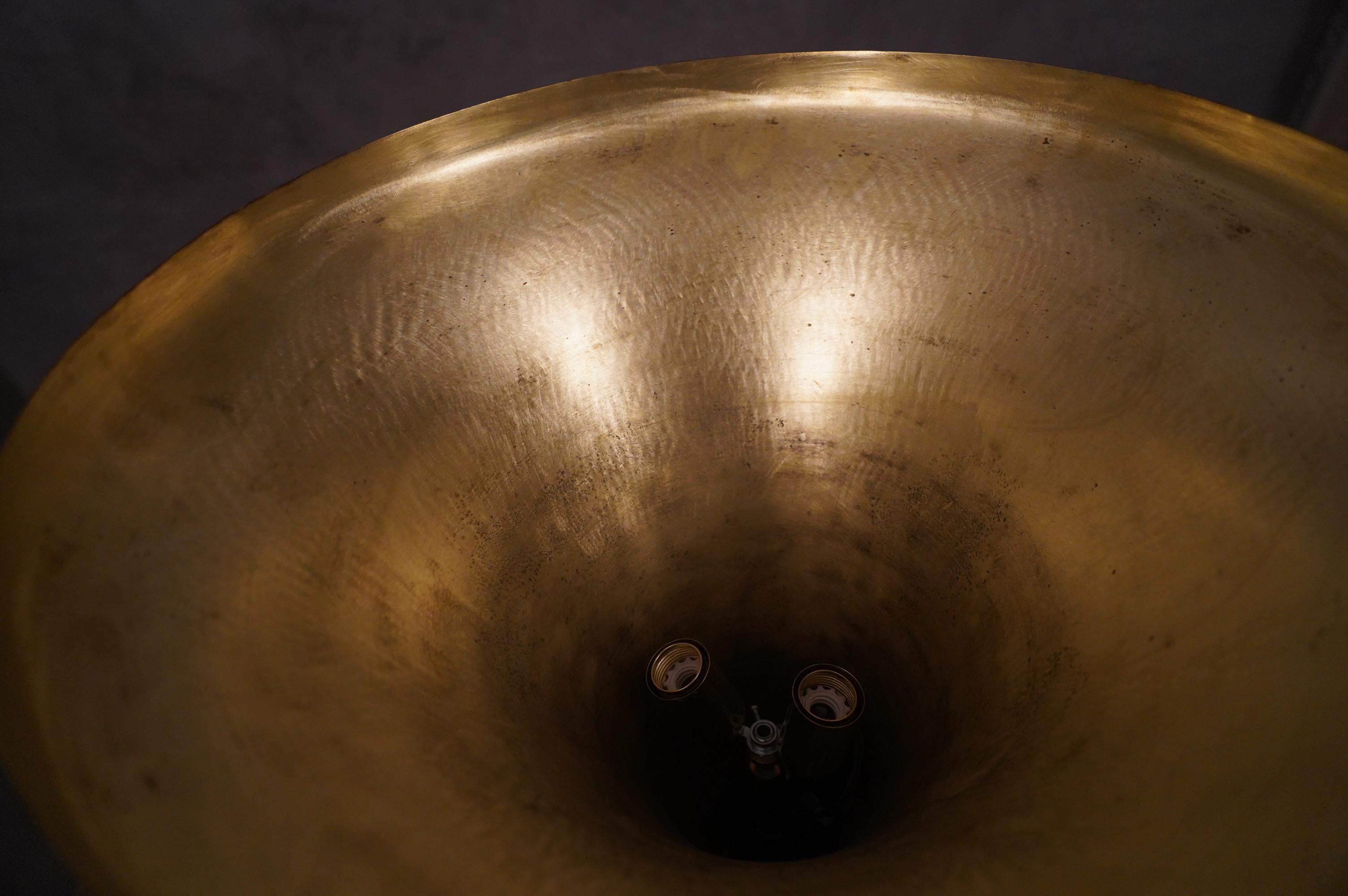 Lámpara de pie redonda de latón de fabricación italiana de mediados de siglo, 1980 en venta 1