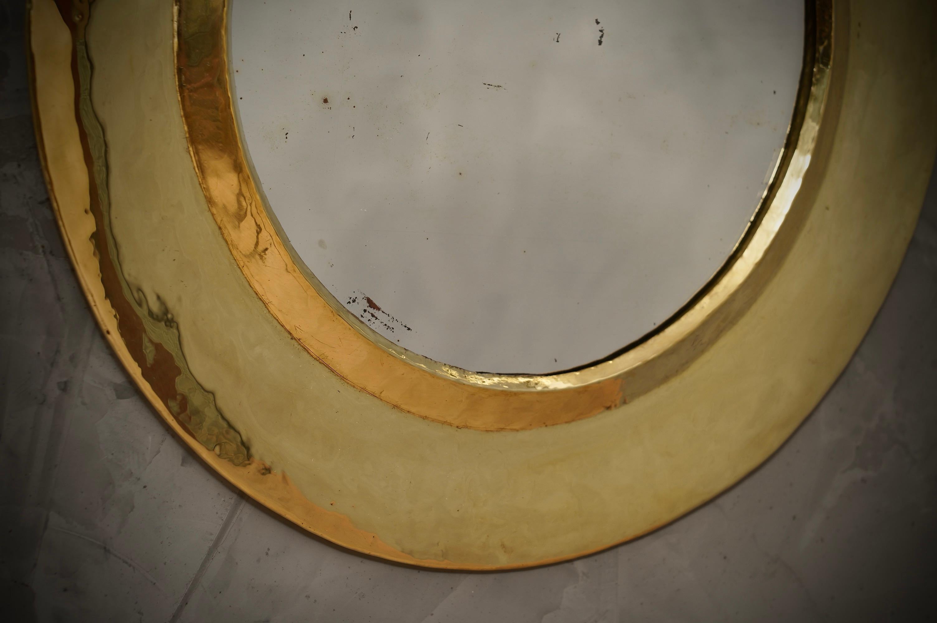MidCentury Round Brass Italian Wall Mirror, 1970 In Good Condition For Sale In Rome, IT