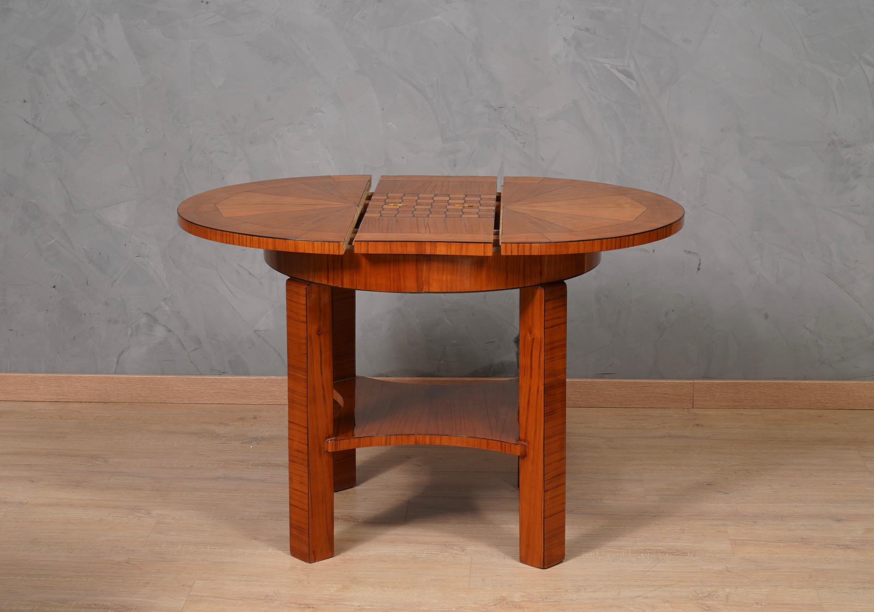 MidCentury Round Cherry Wood Game Side Table, 1950 In Good Condition For Sale In Rome, IT