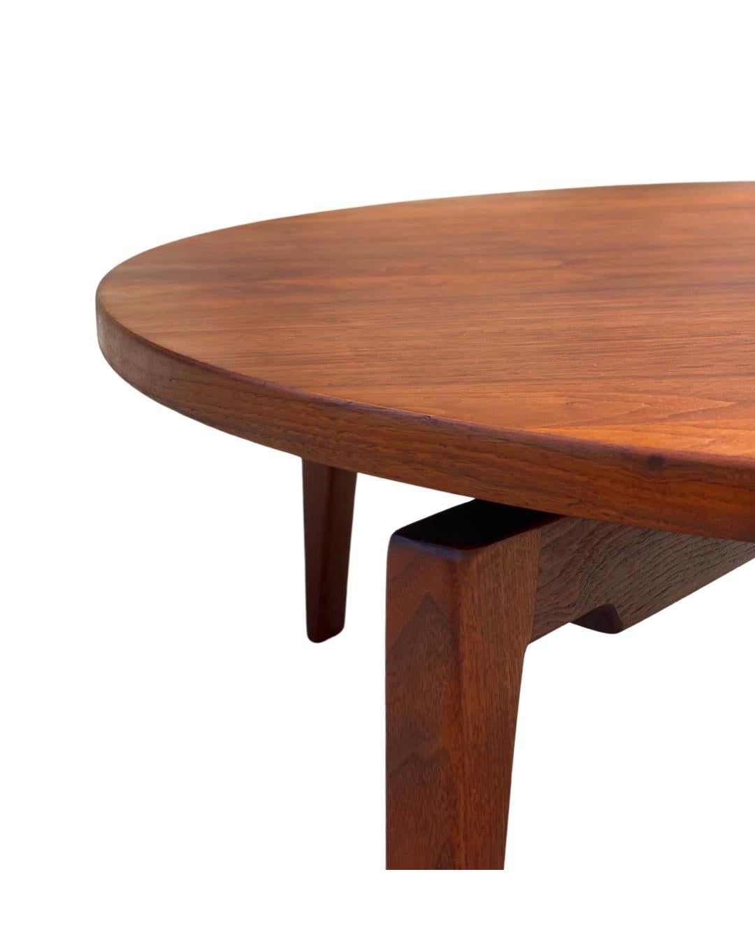 Lazy Susan round cocktail table by Jens Risom in American black walnut, circa 1958.
The floating round top rotates 360 degrees on each direction. There is a 