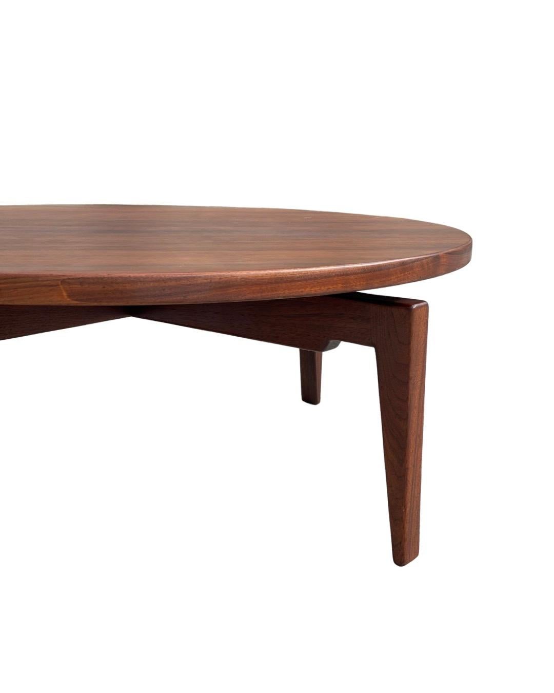 Midcentury Round Coffee Table by Jens Risom in Walnut, Rotating Lazy Susan In Good Condition In Framingham, MA