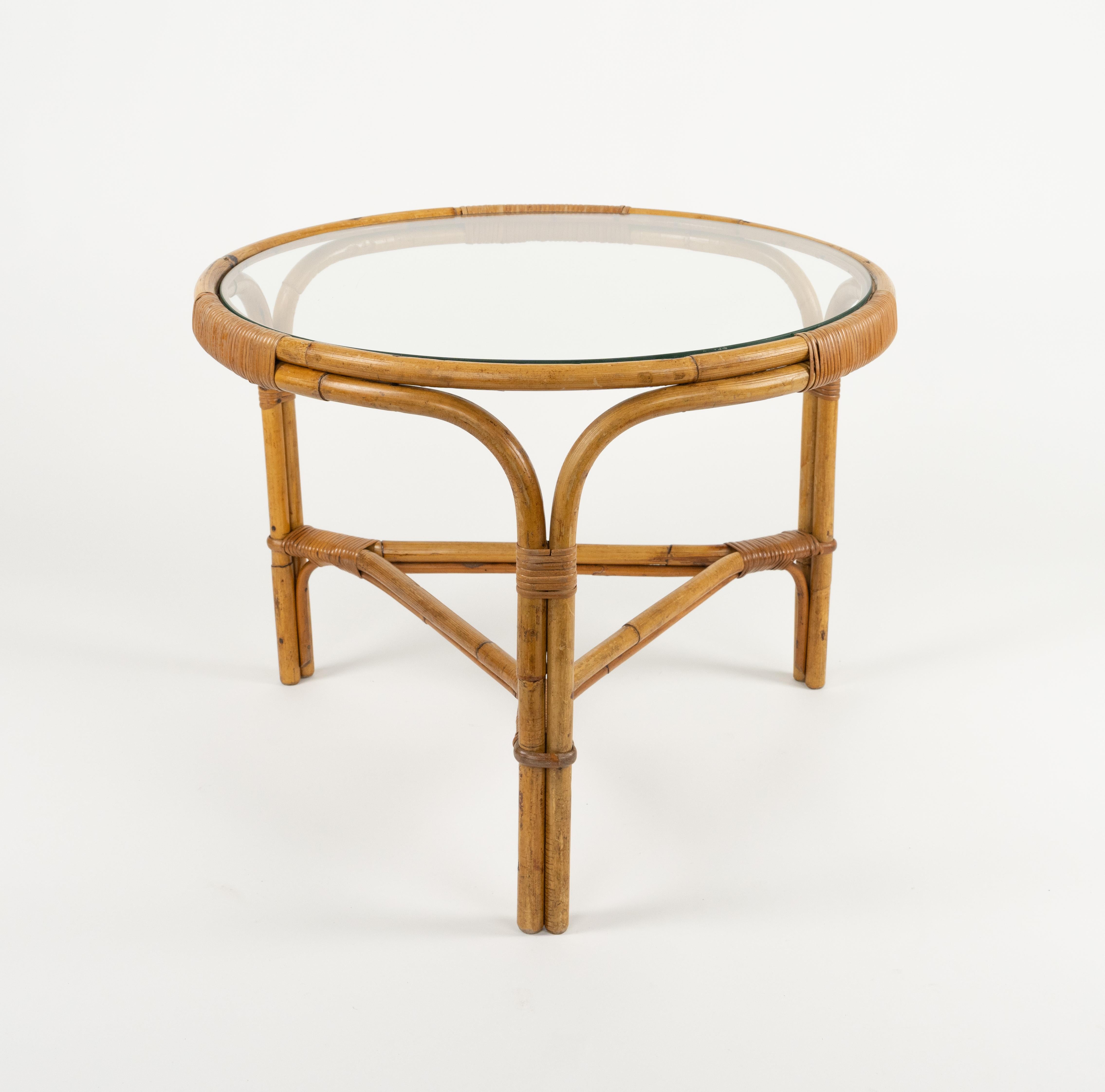 Midcentury amazing round coffee table in bamboo, rattan and top glass.

Made in Italy in the 1960s.
