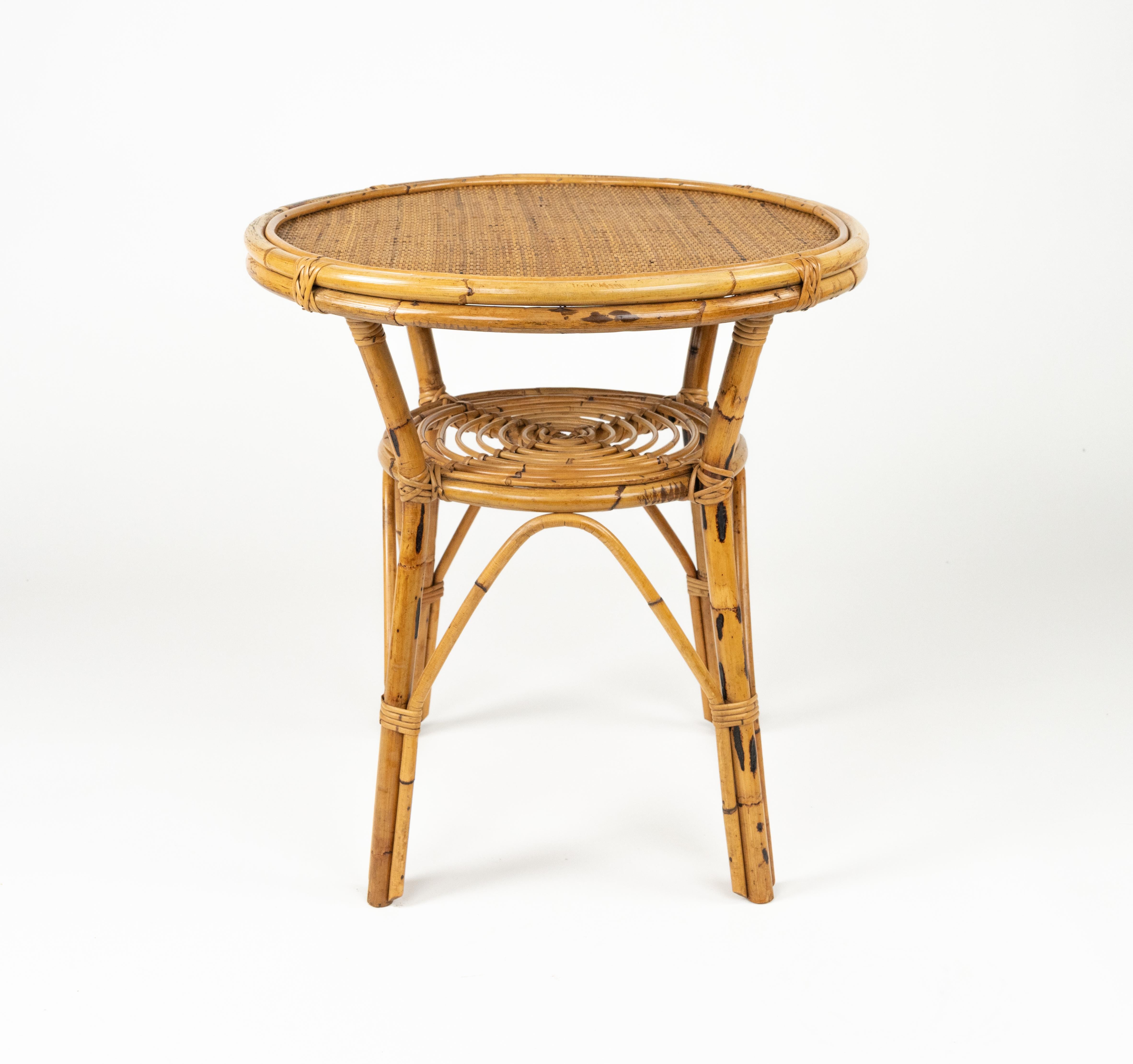 Schöner runder Couchtisch aus Bambus, Rattan und Korbgeflecht mit unterer Ablage.

Hergestellt in Italien in den 1960er Jahren.