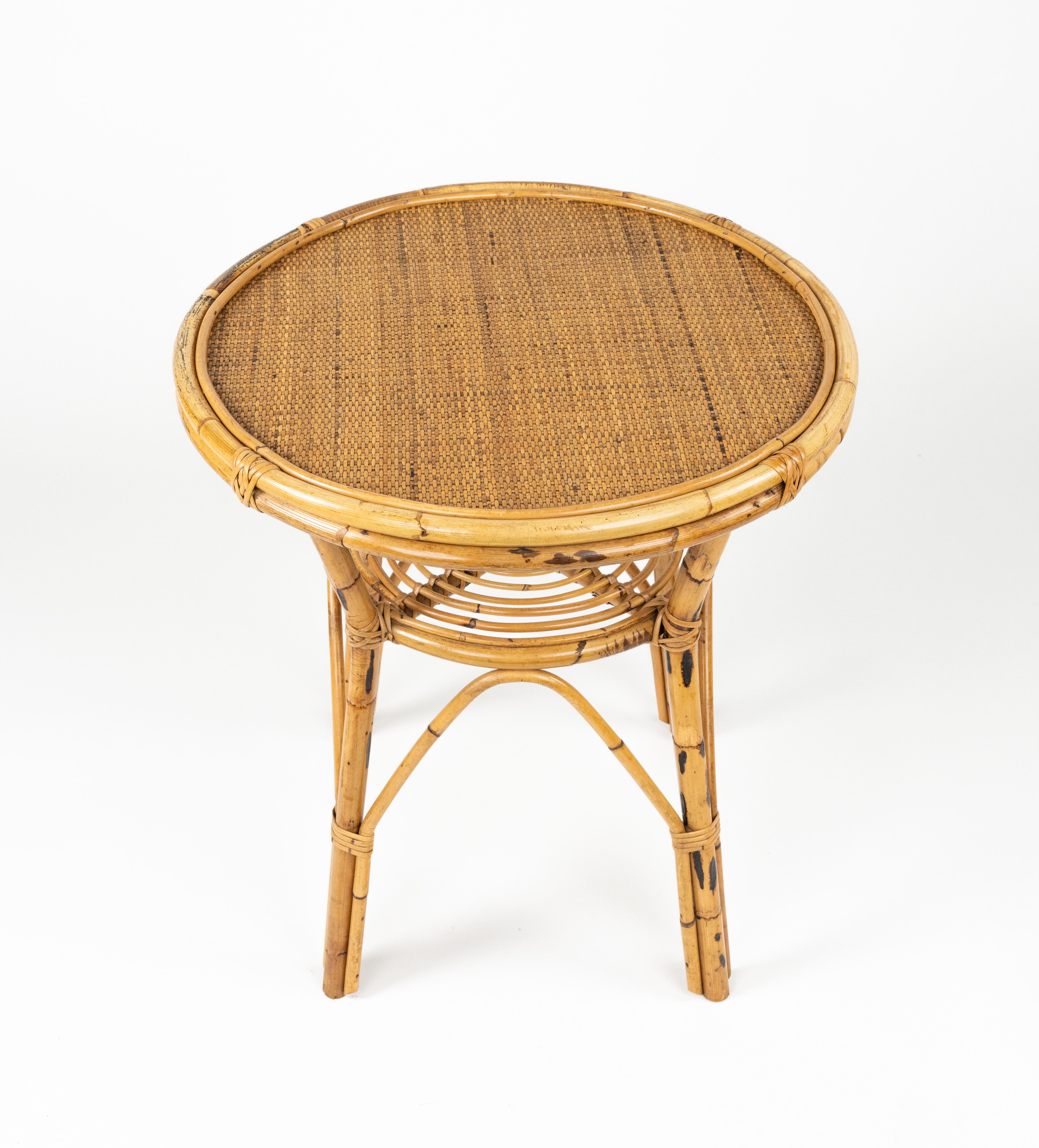 Runder Couchtisch aus Rattan, Bambus und Korbgeflecht aus der Jahrhundertmitte, Italien 1960er (Italienisch) im Angebot