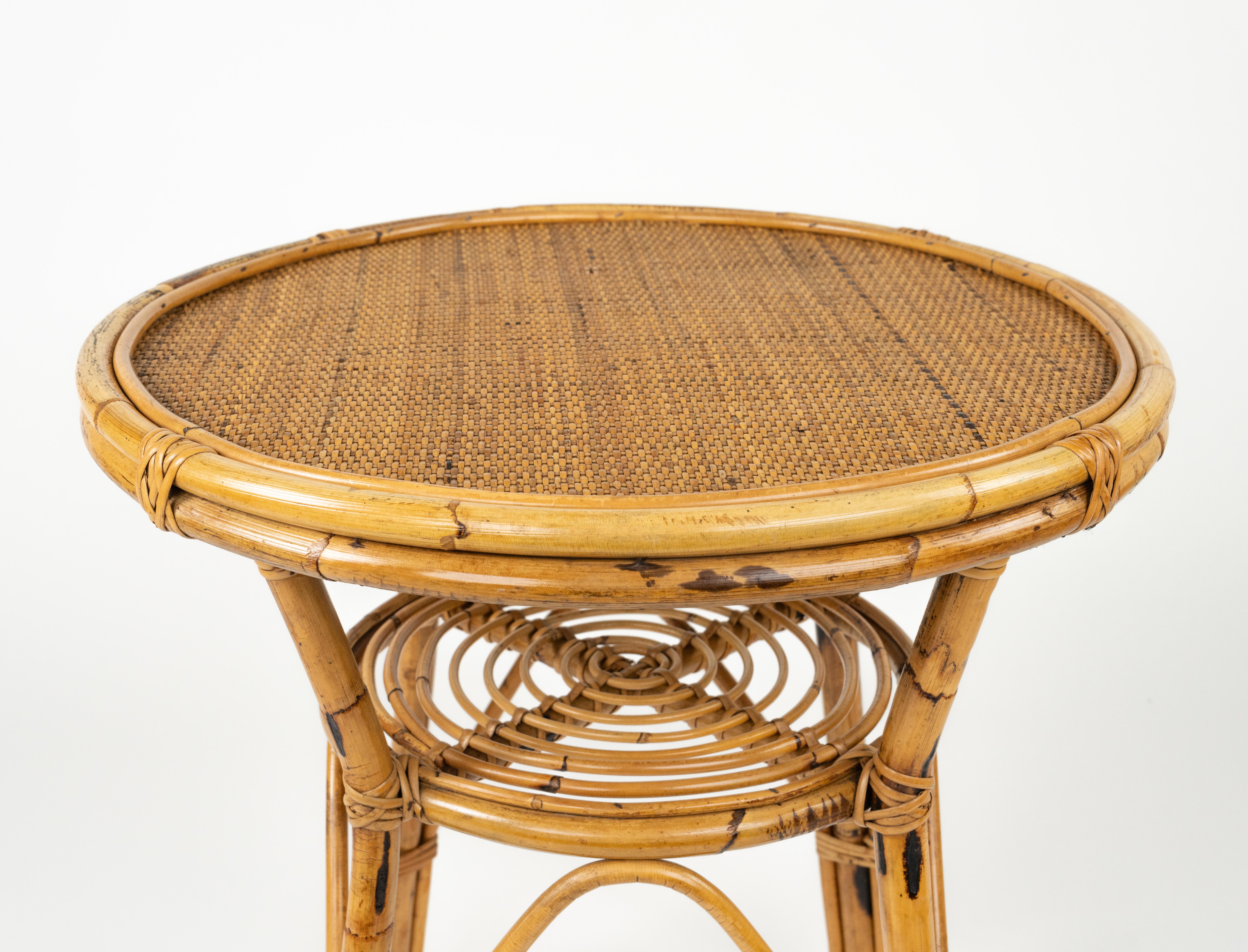 Runder Couchtisch aus Rattan, Bambus und Korbgeflecht aus der Jahrhundertmitte, Italien 1960er (Handgefertigt) im Angebot