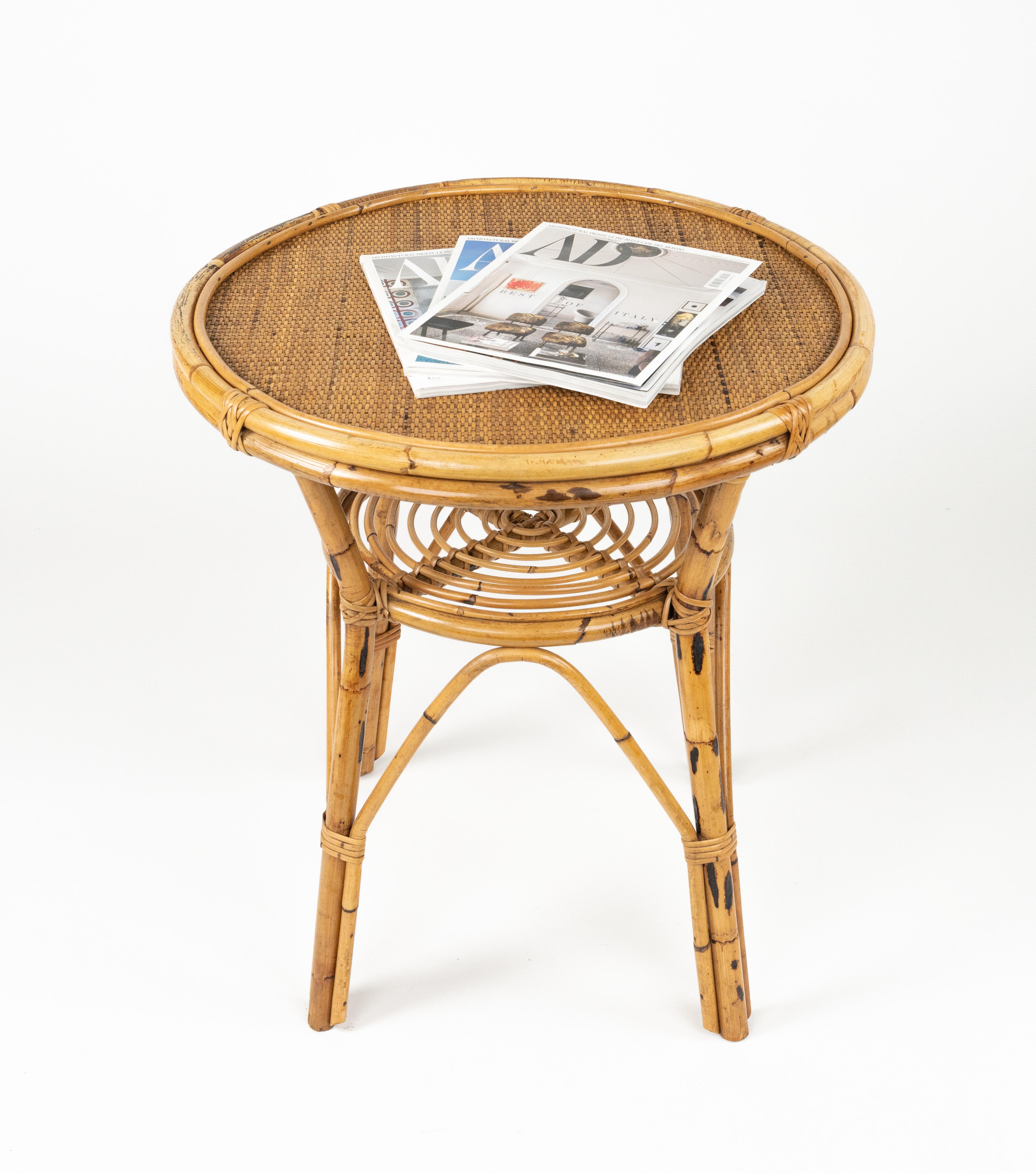 Runder Couchtisch aus Rattan, Bambus und Korbgeflecht aus der Jahrhundertmitte, Italien 1960er im Zustand „Gut“ im Angebot in Rome, IT
