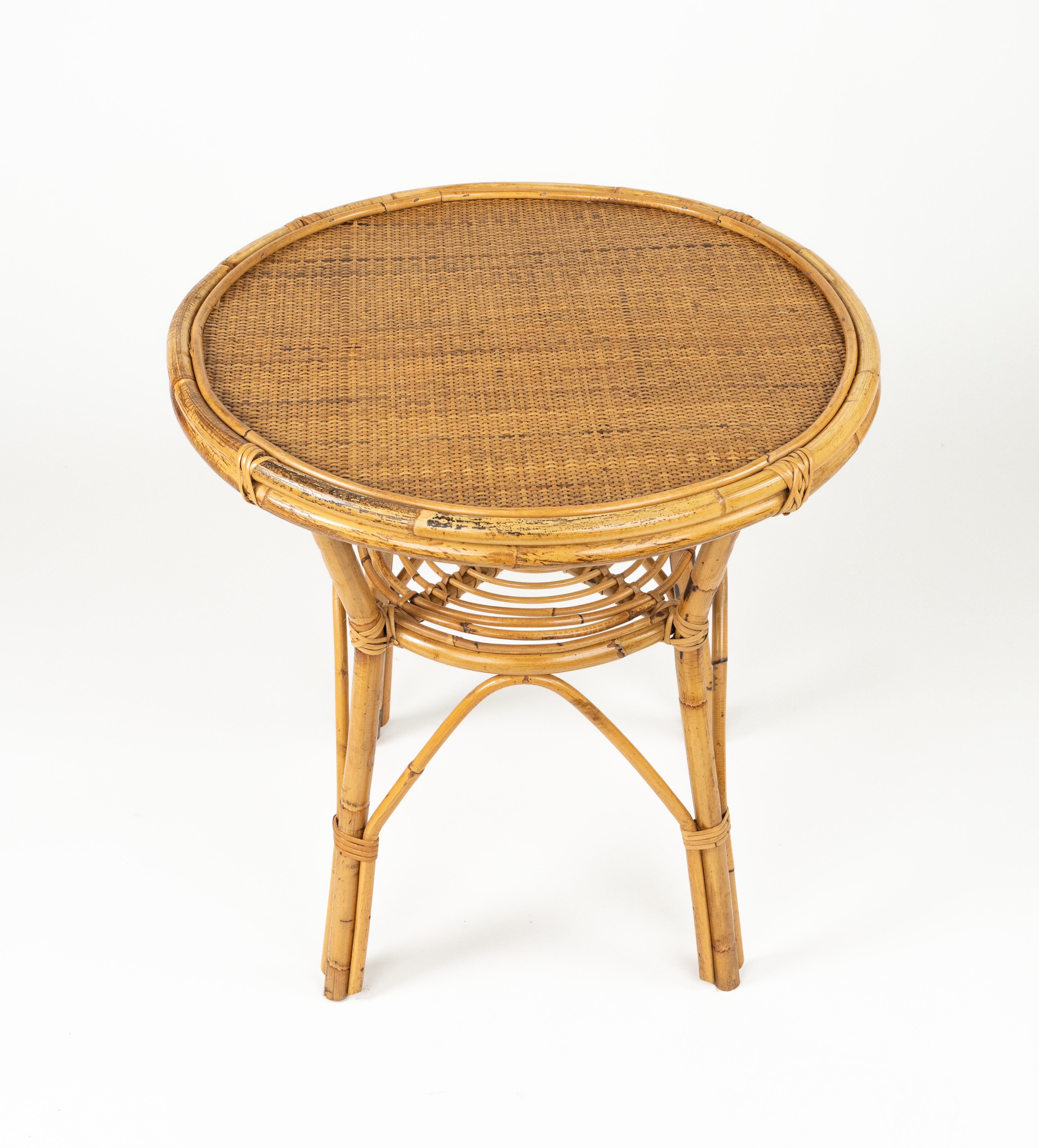 Runder Couchtisch aus Rattan, Bambus und Korbgeflecht aus der Jahrhundertmitte, Italien 1960er im Angebot 1