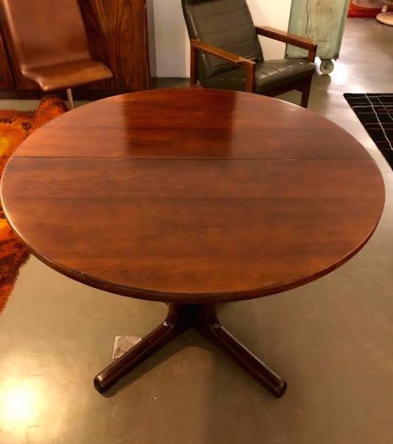 Midcentury Round Danish Rosewood Dining Table with Two Leafs In Good Condition For Sale In Porto, PT