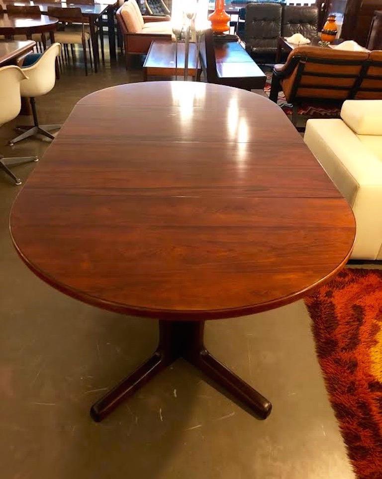 Midcentury Round Danish Rosewood Dining Table with Two Leafs For Sale 1