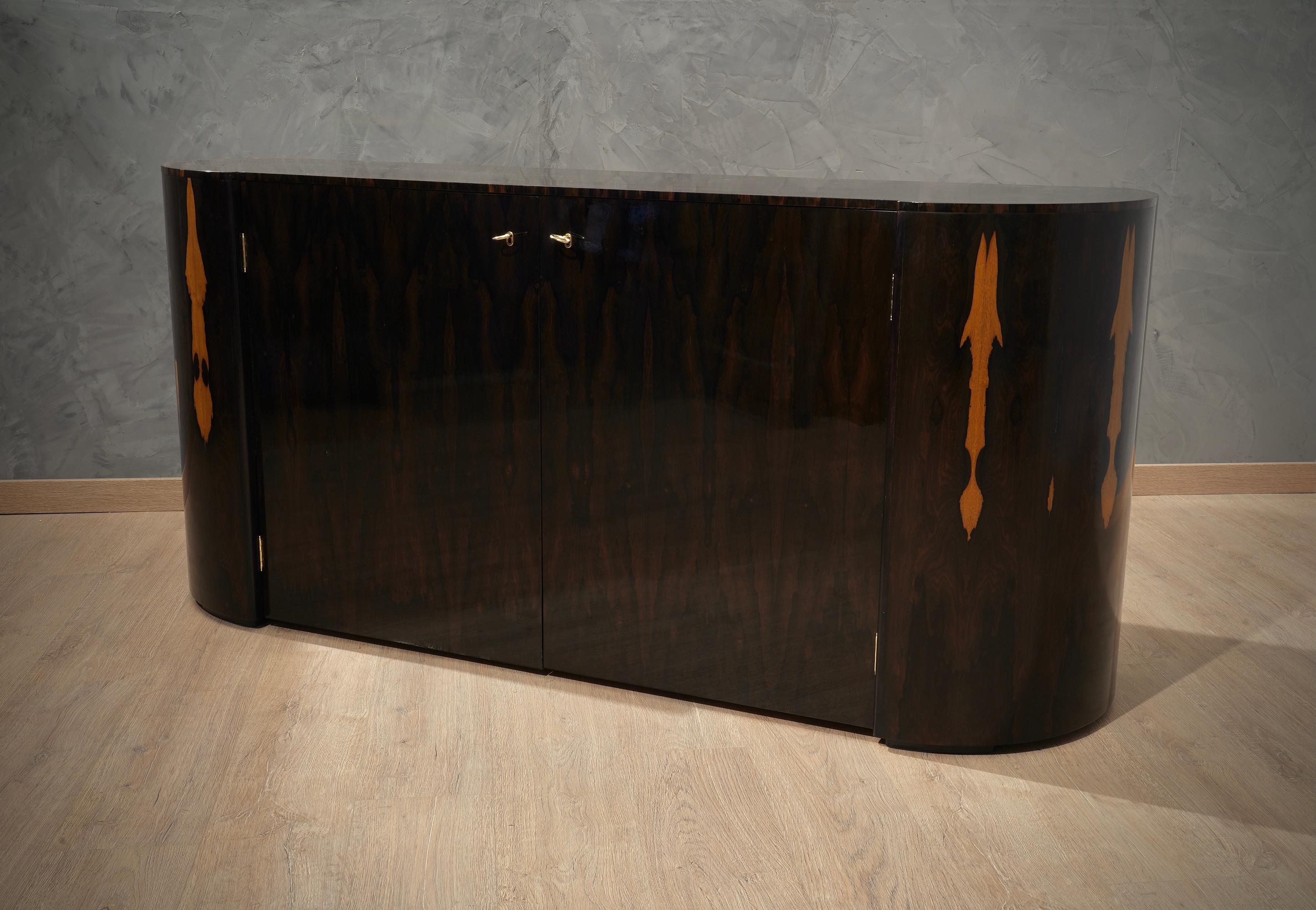 Classic sideboard with an all-Italian style, veneered with precious materials and has a beautiful 