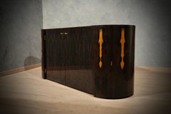 Midcentury Italian School Credenza / Sideboard / Buffet en bois de noyer rond, 1980