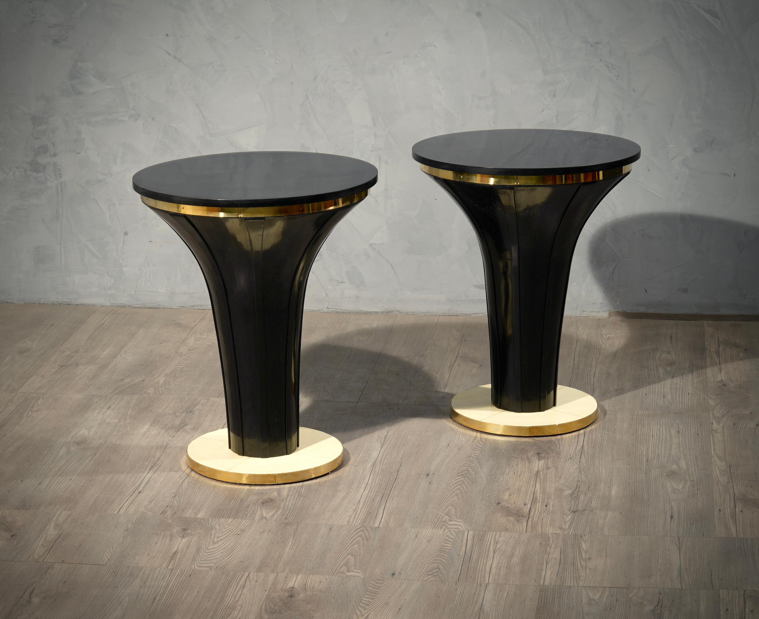 A splendid pair of side tables with a very special tulip design and a splendid goatskin patina that enhances their shape even more.

The side tables are formed by a wooden structure in the shape of a bouquet of flowers, they are all polished in