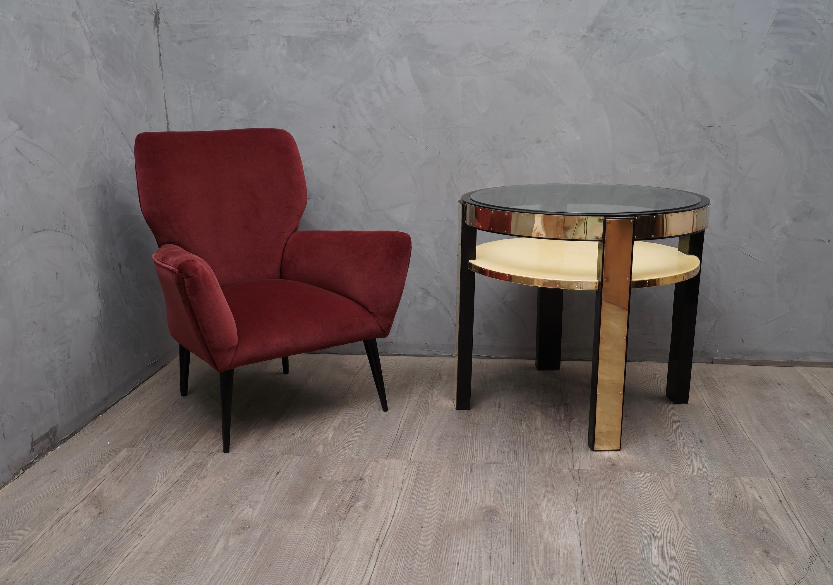 This side table has a very luxurious appearance, due the use of not common materials, that blend nicely together.

The coffee table is round in shape and of good size, it is formed by a lacquered wood structure with black shellac; as you can see