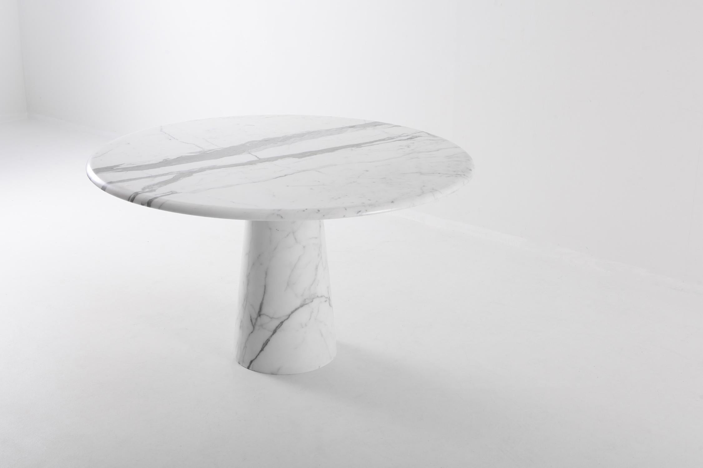 Midcentury Round Italian Carrara Marble Dining Table In Good Condition In Antwerp, BE