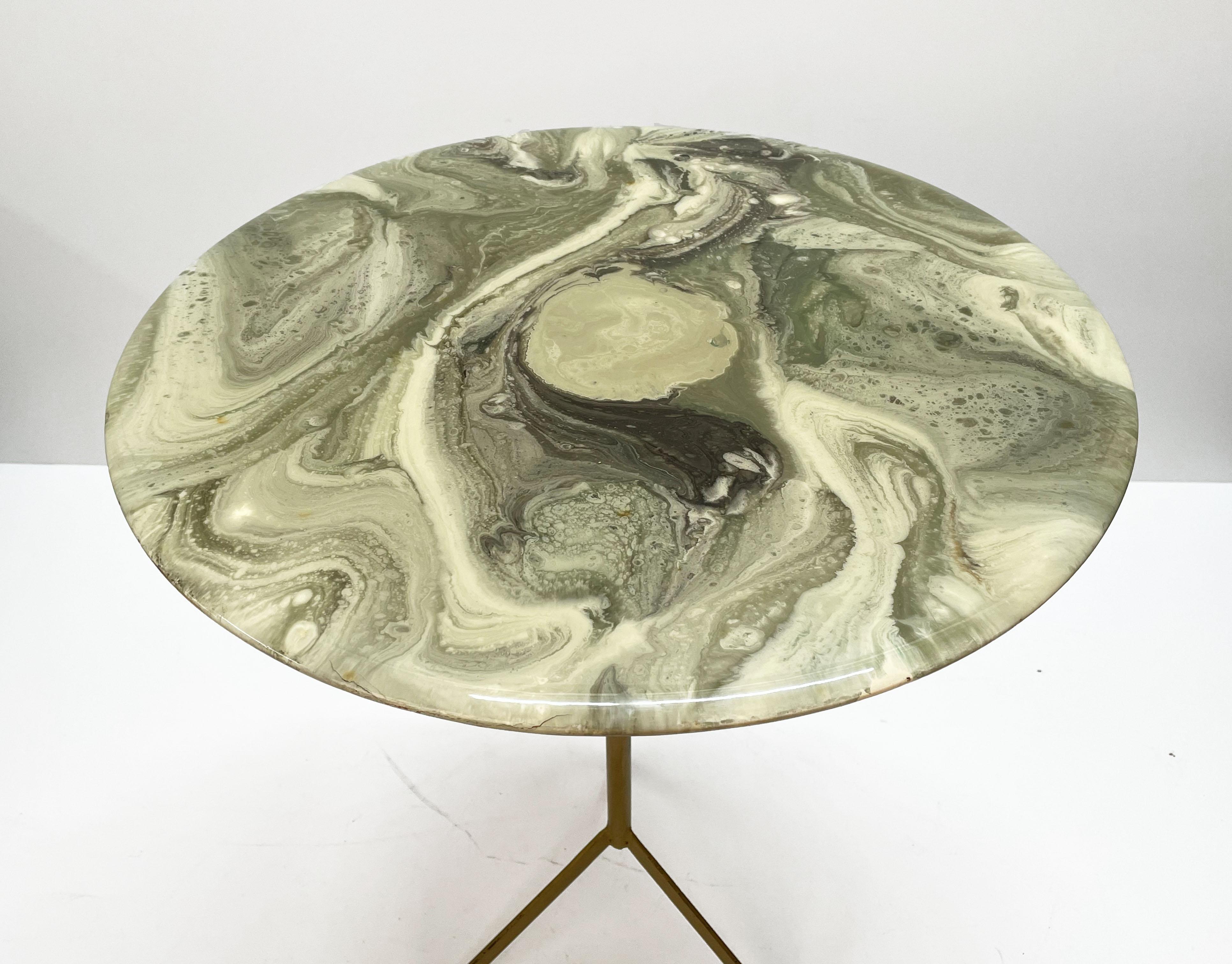 Table ronde italienne du milieu du siècle avec plateau en résine de marbre et métal, années 1950 en vente 4