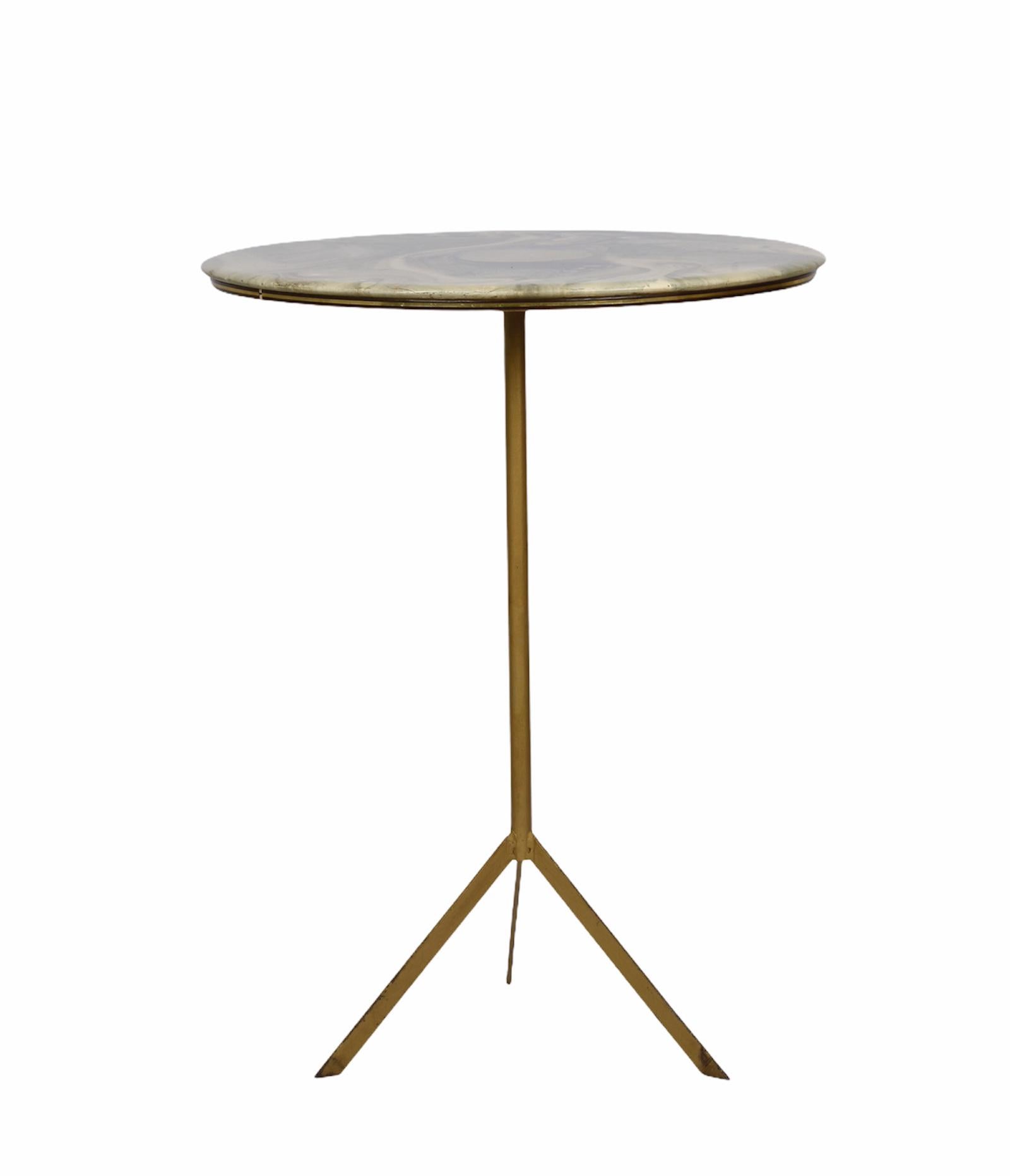Amazing midcentury round gueridon table with marble resin top and metal. This wonderful piece was designed in Italy during the 1950s.

This great piece has a fantastic marbled resin top with a simple but solid gold-painted metal structure.

A