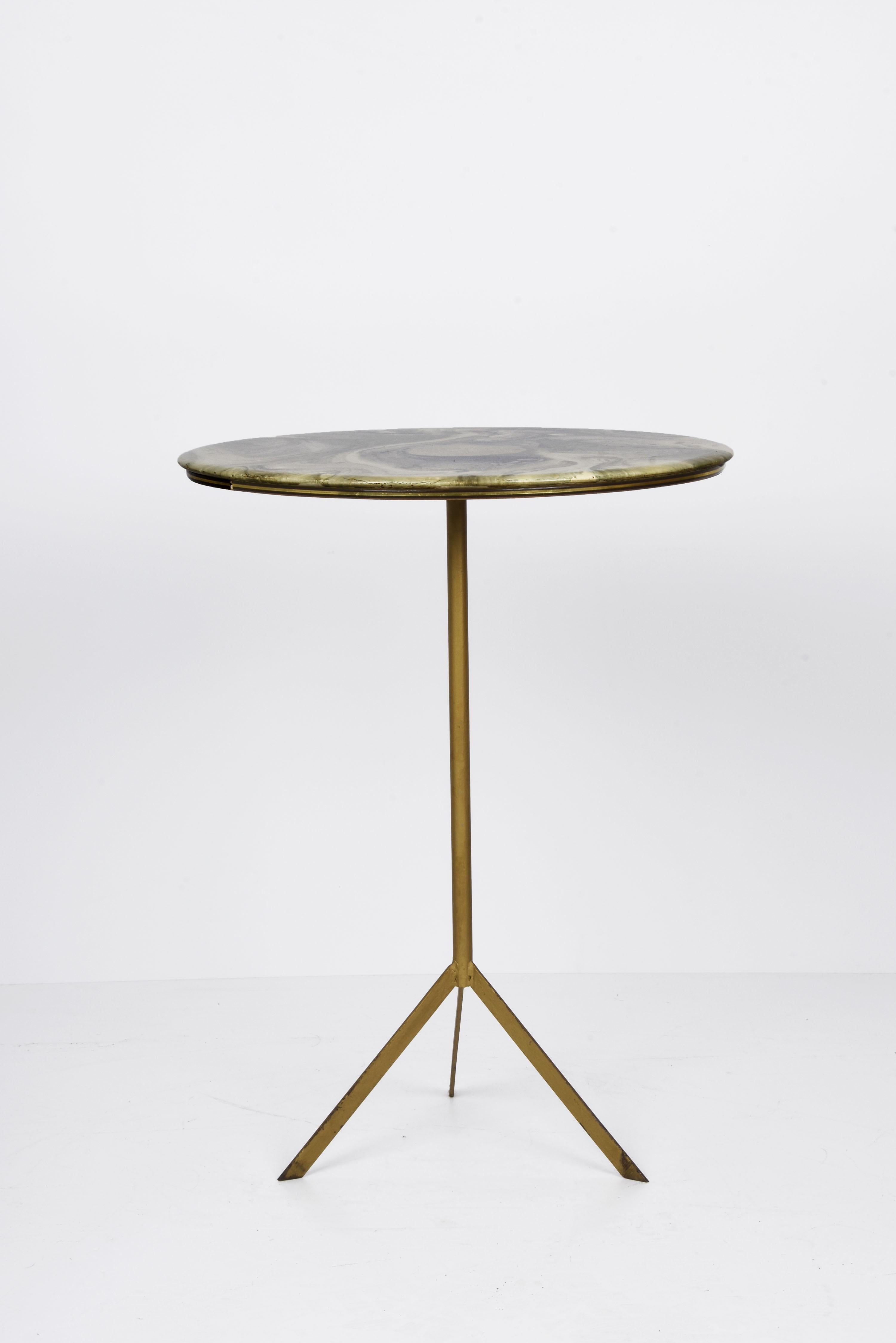 Mid-Century Modern Table ronde italienne du milieu du siècle avec plateau en résine de marbre et métal, années 1950 en vente