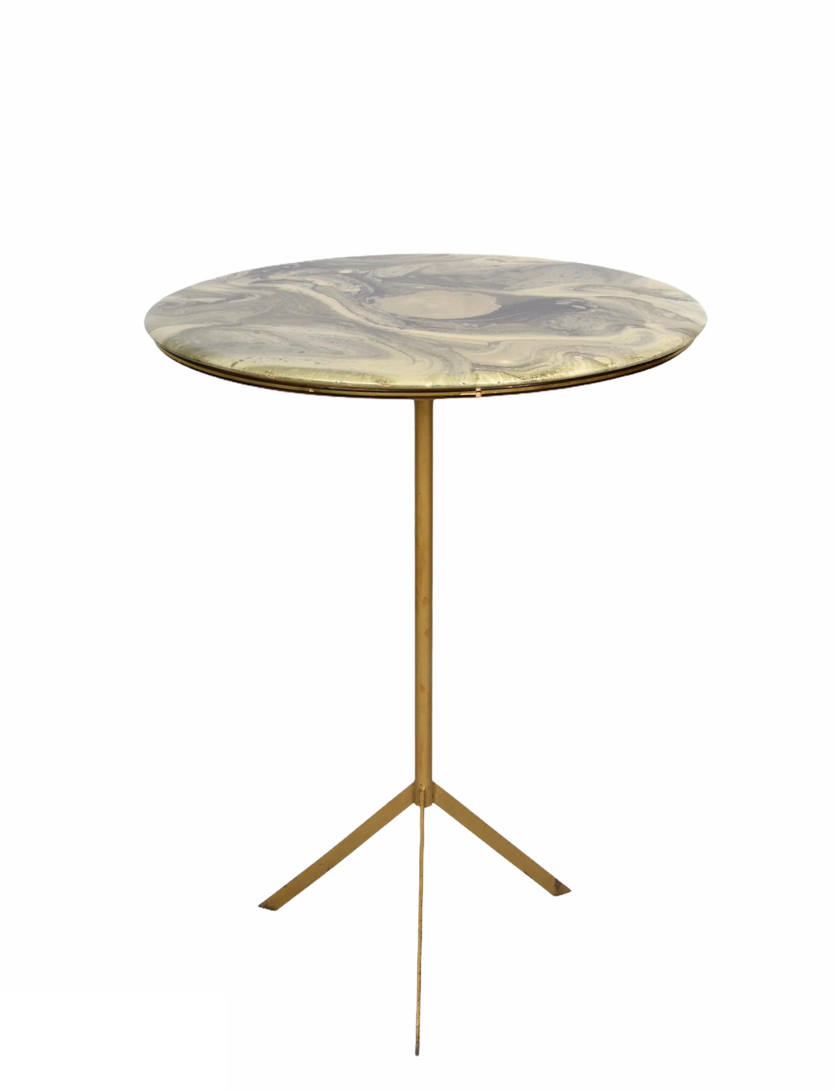 Laqué Table ronde italienne du milieu du siècle avec plateau en résine de marbre et métal, années 1950 en vente