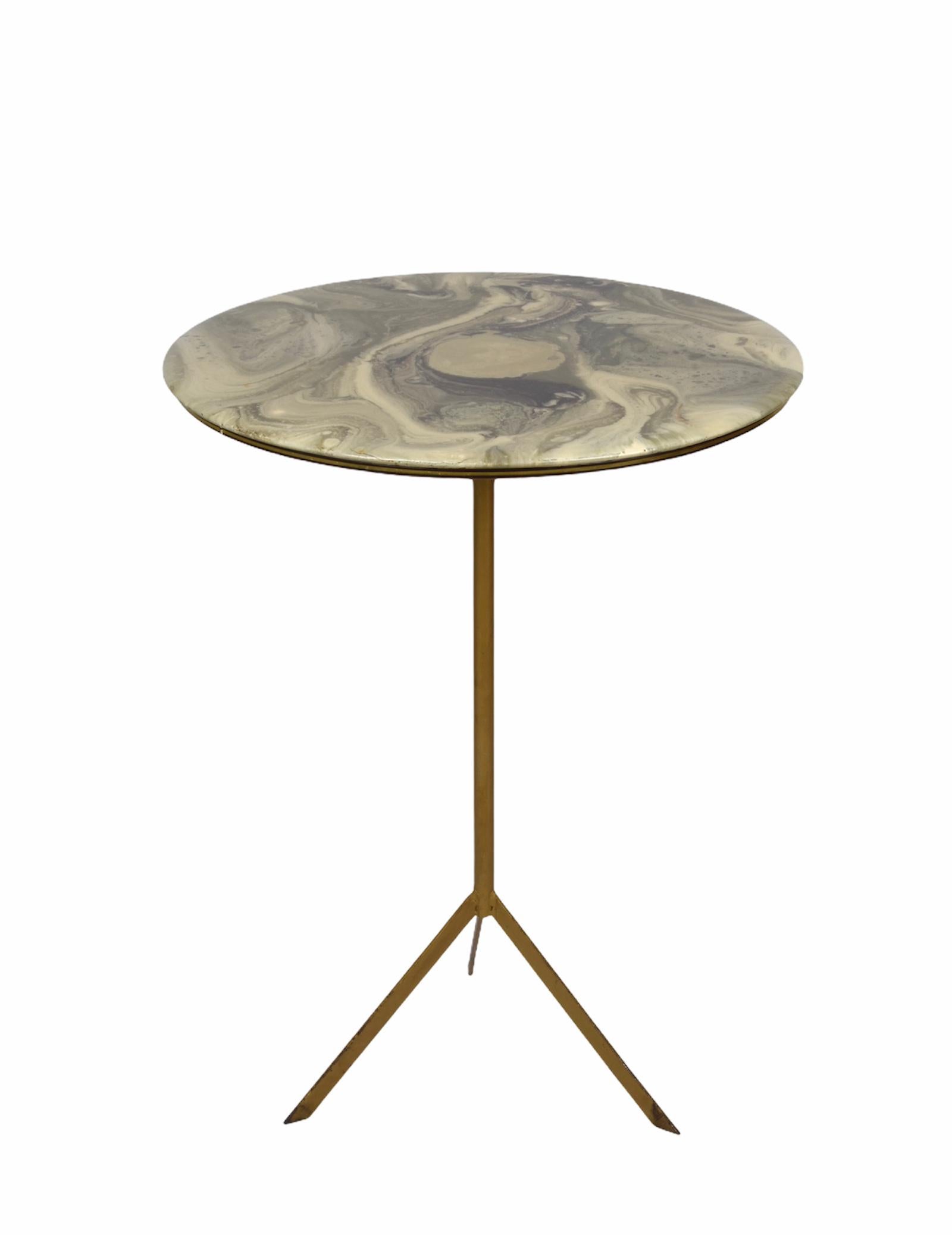 Résine Table ronde italienne du milieu du siècle avec plateau en résine de marbre et métal, années 1950 en vente