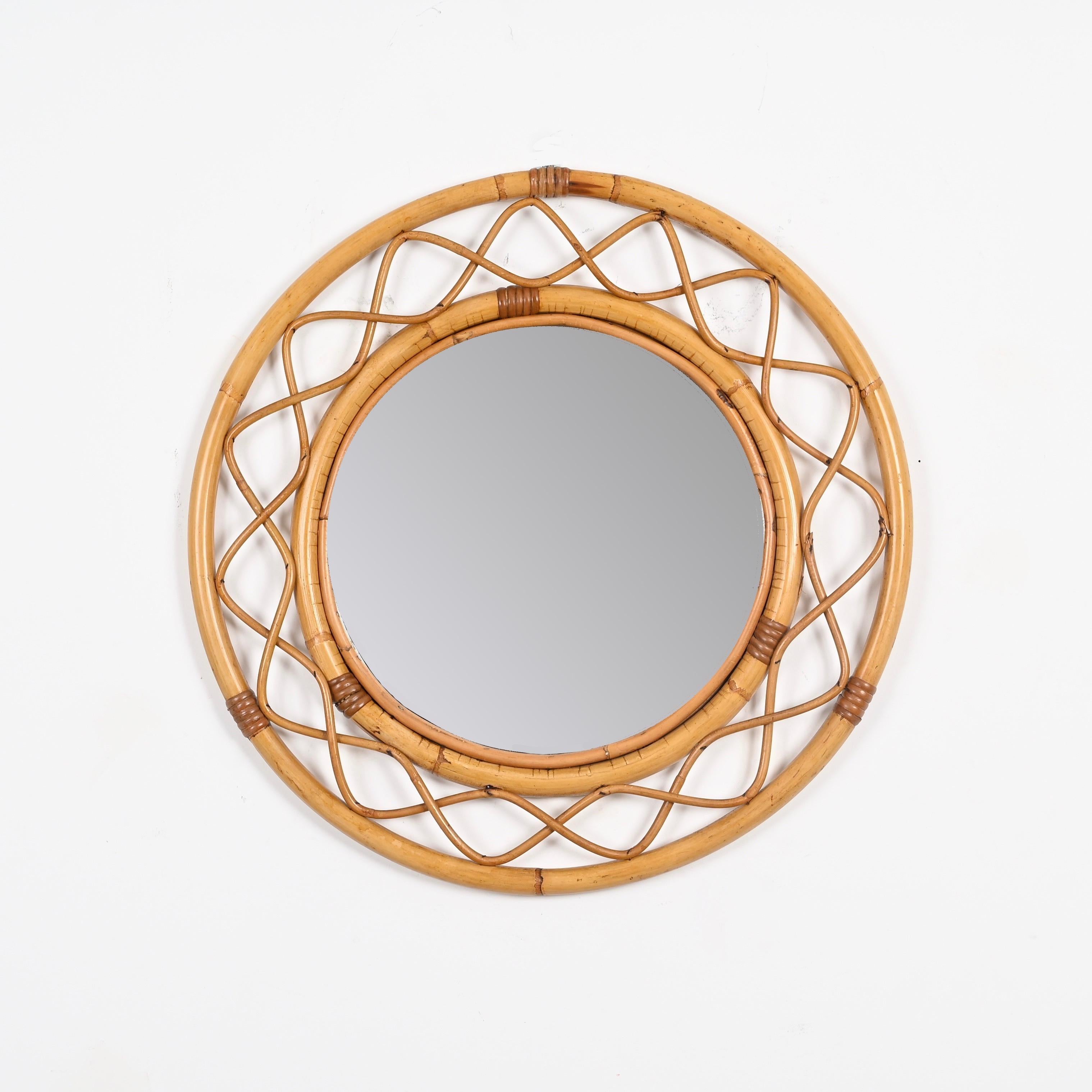 Midcentury Round Italian Mirror, Curved Bamboo, Rattan and Wicker Frame, 1960s In Good Condition For Sale In Roma, IT